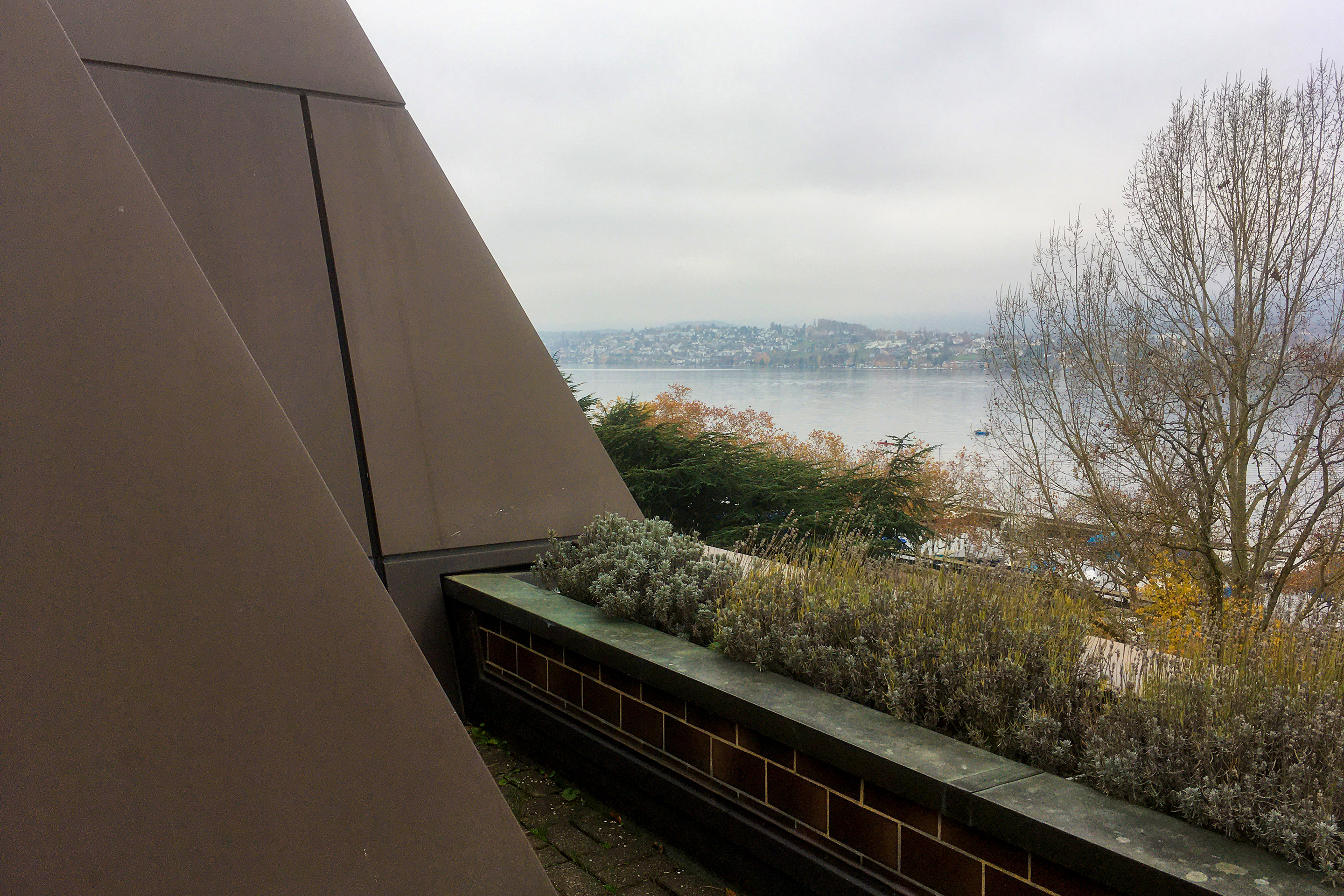 Ferrohaus, Zürich Seefeld: Balkons mit Blick auf den Zürichsee machen das Obergeschoss zu einer luxuriösen Adresse für einen Klinikaufenthalt.