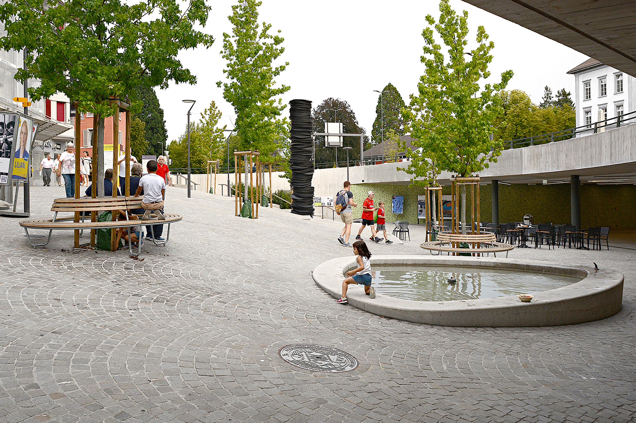 La Schulhausplatz è stata ripensata completamente e rappresenta oggi uno dei pezzi forti della pianificazione urbanistica della Città di Baden. Un ampio passaggio sotterraneo collega dal 2018 la città vecchia con il sobborgo, mentre attorno al principale crocevia continuano a circolare giornalmente 50'000 vetture.