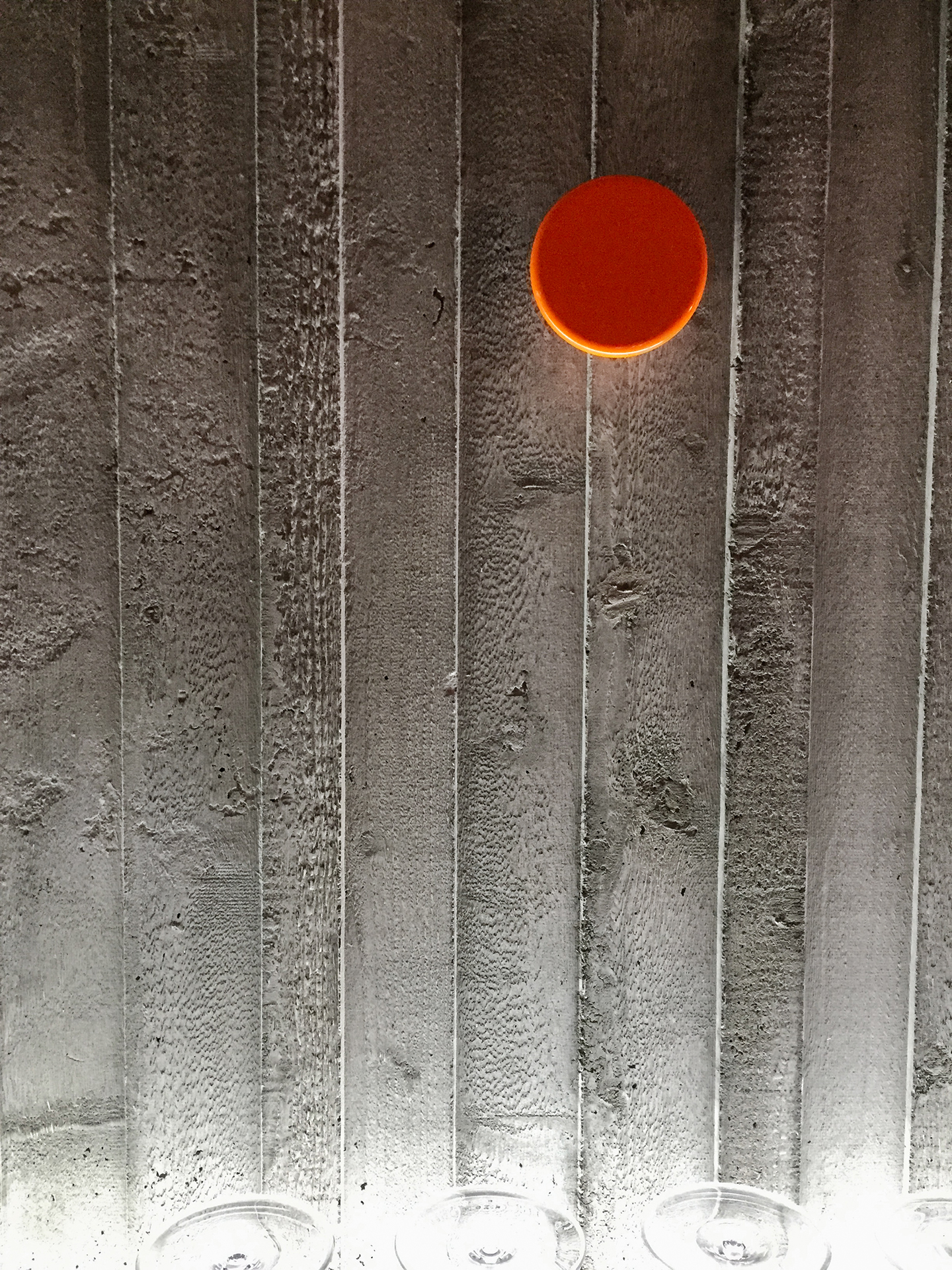 Restaurant «Tantris», München: Die Schalungsspuren im Sichtbeton bilden einen Kontrast zu den glatten Garderobenknöpfen aus Kunststoff.