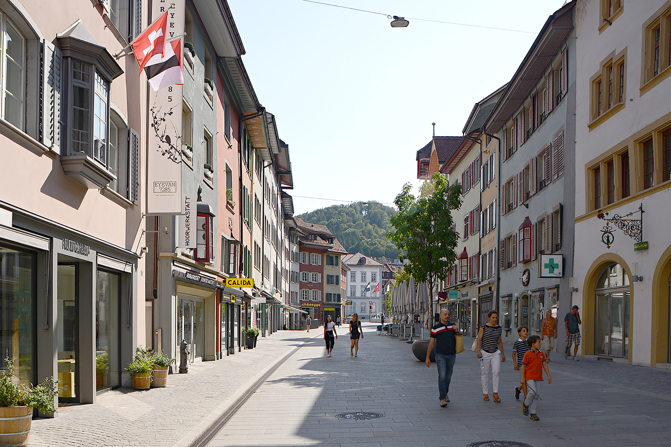 In passato, tutte le strade convergevano qui: nella via grande, la Weite Gasse. In questa strada, un tempo congestionata da auto e autobus, si passeggia ora in tutta tranquillità. Costellata di caffè dove sostare, tra un acquisto e l’altro, la strada è stata da poco completamente pedonalizzata.