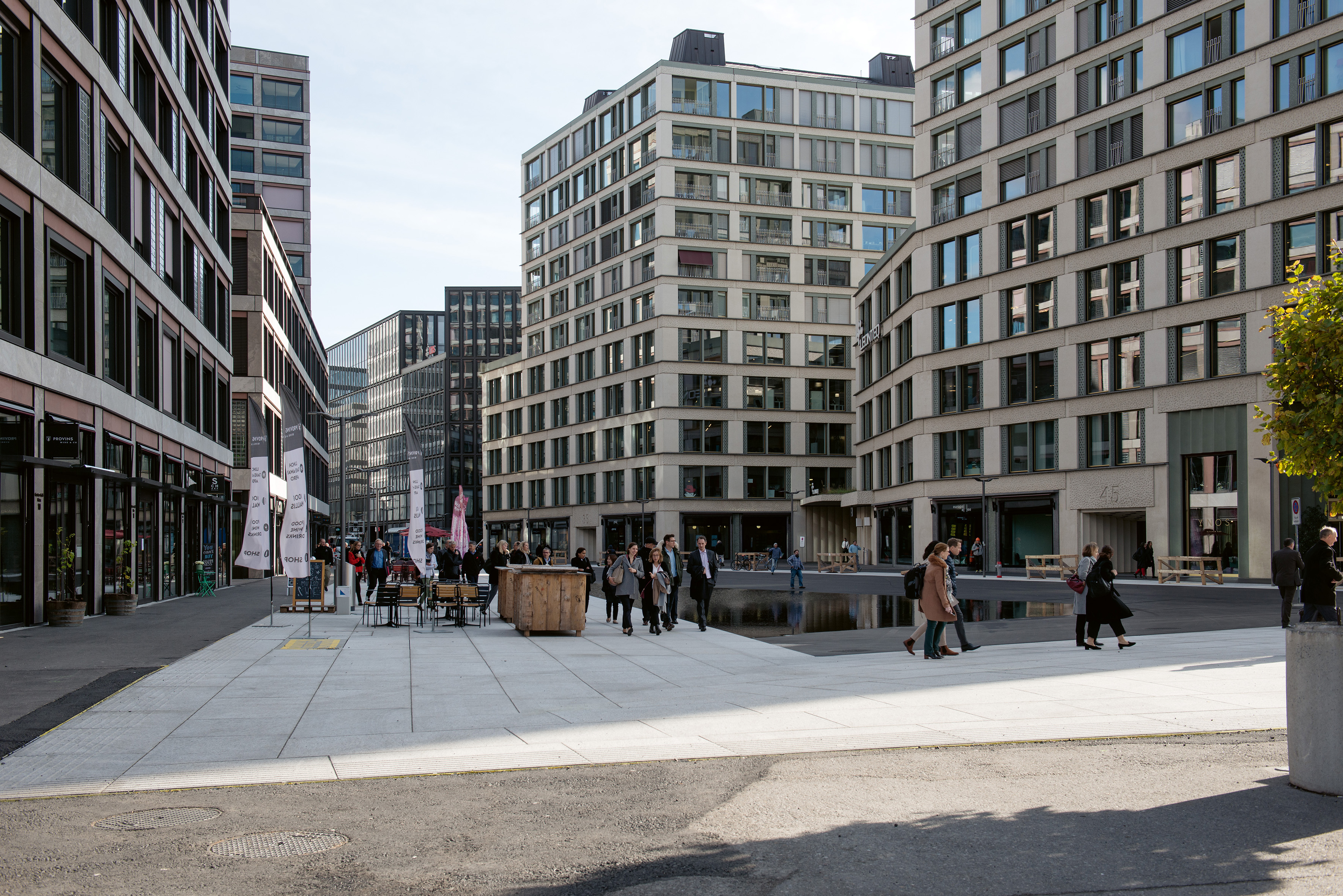 Place Gustav-Gull sur l’axe central, tours jumelées de bureaux et habitations à droite (Caruso St John Architects / Bosshard Vaquer Architects).