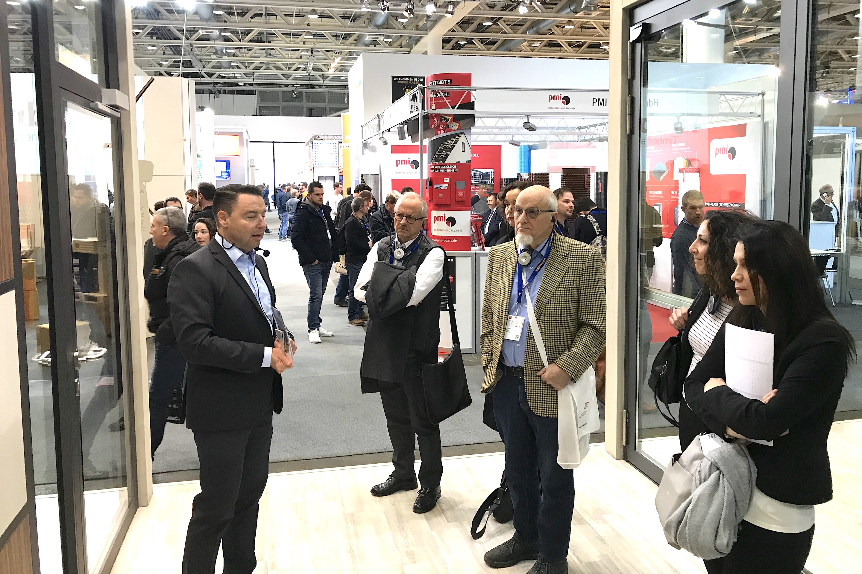 Um Brandschutz und Rauchschutz ging es am Stand von Forster: Jean-Claude Hefti erläuterte Produkte im Detail.