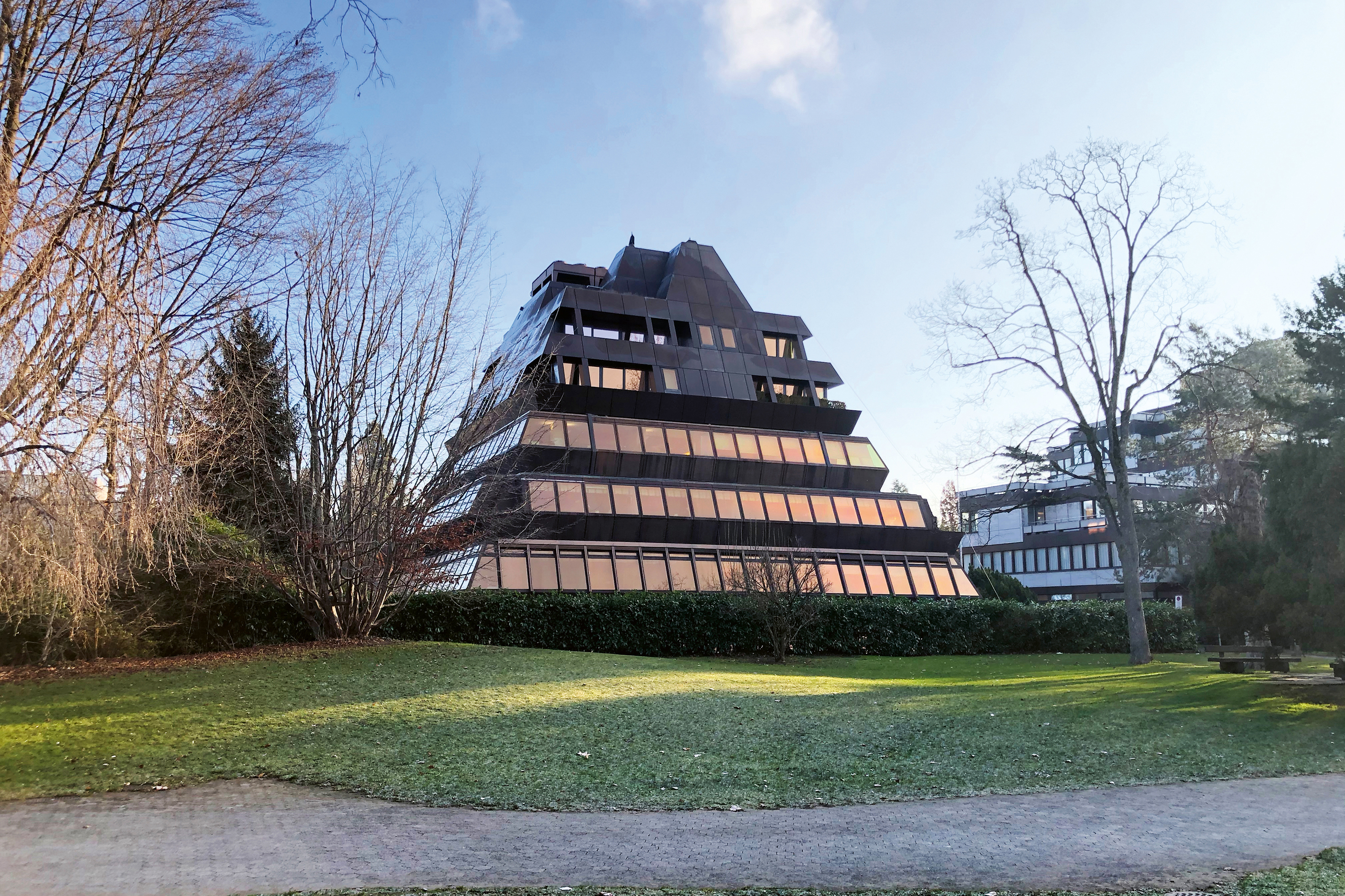 Die zurückgestaffelte Fassade des Ferrohauses am See in Zürich, für Ferrolegeringar als Bürohaus erbaut, lässt das Volumen kleiner erscheinen, als es ist. Vor einigen Jahren sind die Corten-Platten in den Obergeschossen ersetzt worden und nur noch im unteren Teil original belassen. Derzeit wird das Haus als Klinik genutzt.