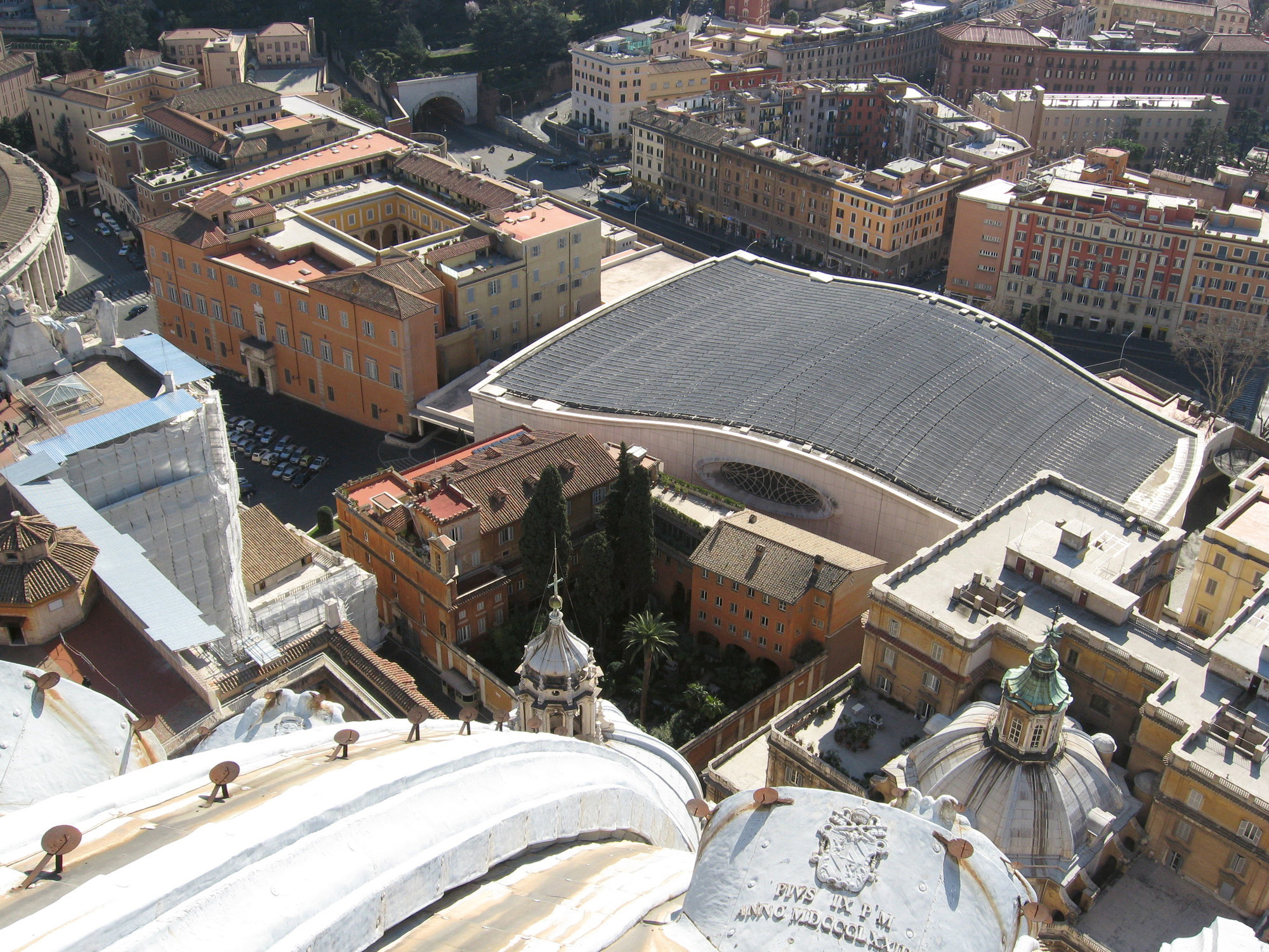 Fig. 6: Intégration d’un système photovoltaïque sur la toiture de l’Aula Paul VI du Vatican (Pier Luigi Nervi, 1964-1971), 2003.