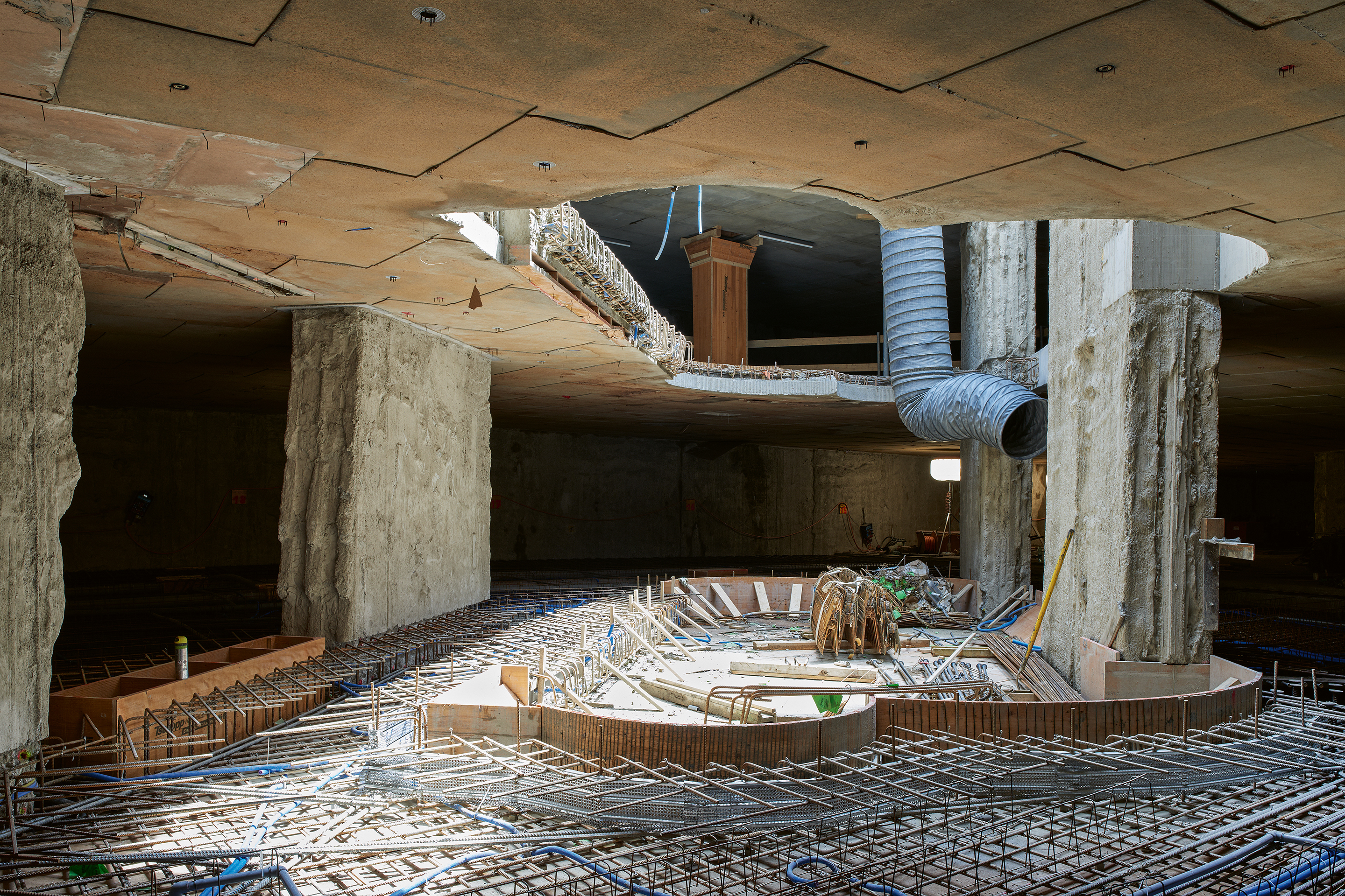 Die Sichtbetondecke über dem 2.– 4. UG ist als Sandgussdecke ausgeführt; die geschuppte Untersicht trägt die Spuren der Pavatexplatten, die als untere Schalung auf dem Baugrund gelegt wurden.