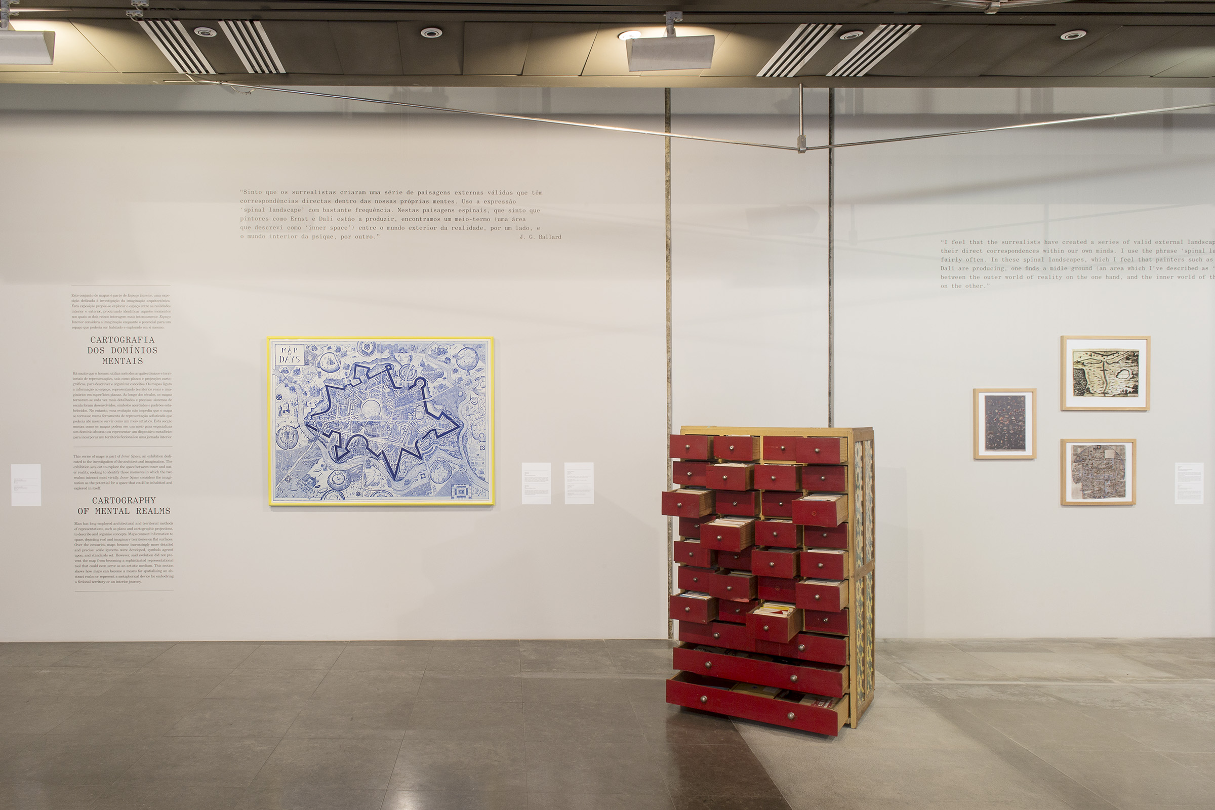 Pour Inner Space, les curateurs mettent au point des stratégies où les travaux résonnent les uns avec les autres. Ici, le premier tableau de l’exposition, la cartographie émotionnelle de l’artiste Grayson Perry est mise en relation citation de J.G. Ballard, auteur de science fiction et créateur du concept d’inner space : « I feel that the Surrealists have created a series of valid external landscapes which have their direct correspondences within our own minds. I use the phrase “spinal landscape” fairly oft