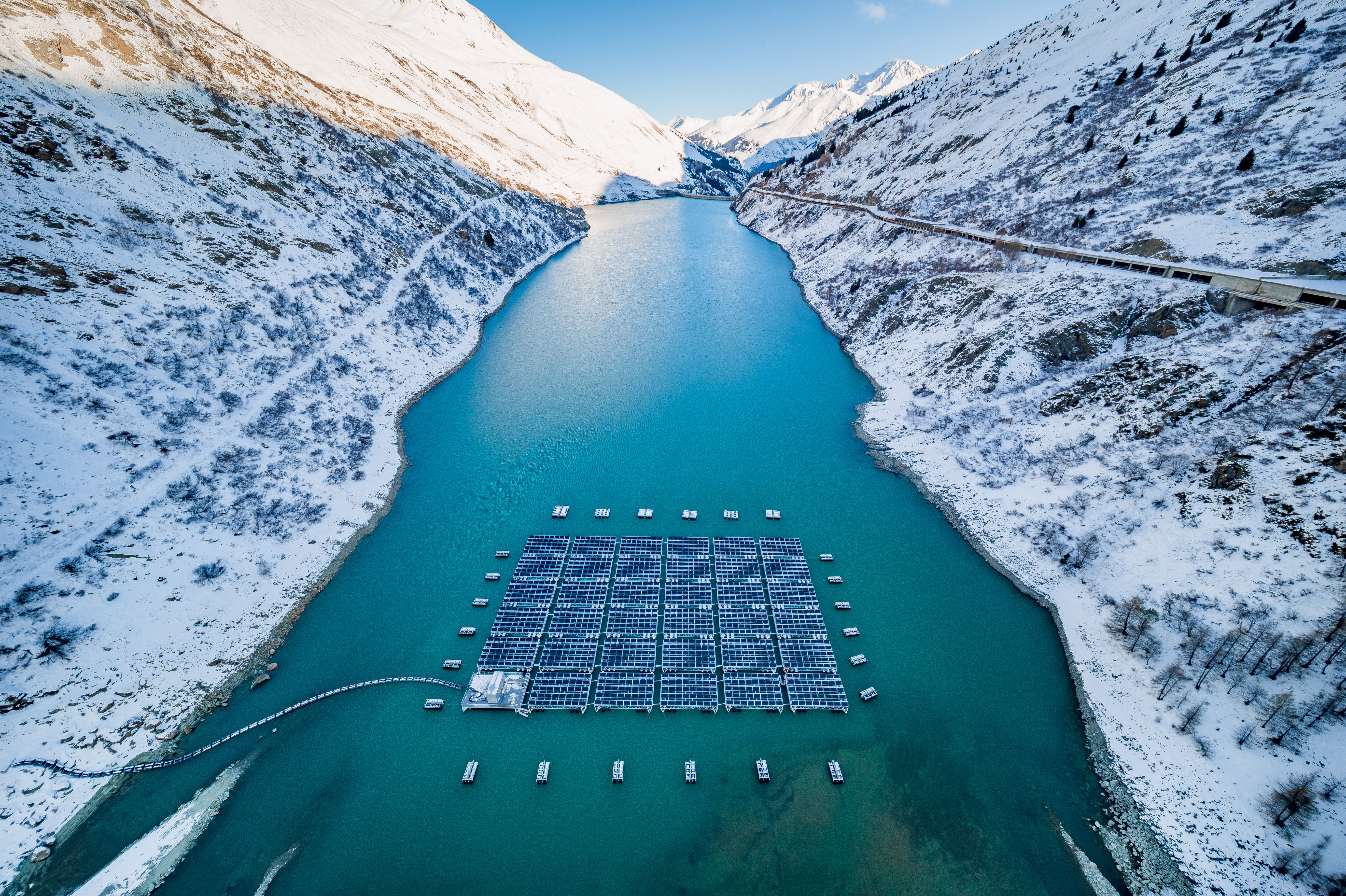 Parc solaire flottant du lac des Toules (VS) : les 2240 m2 de panneaux photovoltaïques bifaciaux, installés sur 36 flotteurs, produiront 0,8 GWh/an