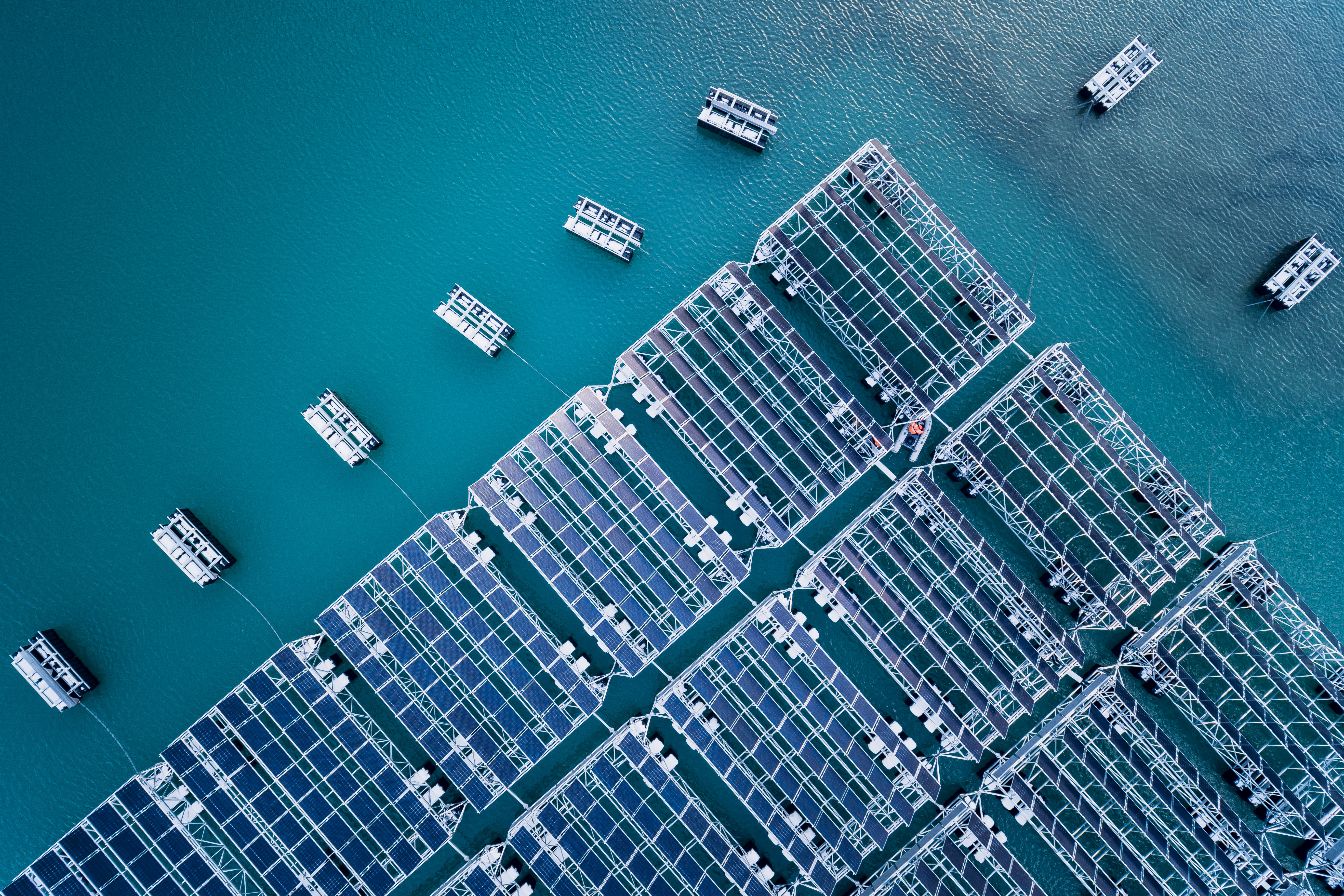 Parc solaire flottant du lac des Toules (VS) : les 2240 m2 de panneaux photovoltaïques bifaciaux, installés sur 36 flotteurs, produiront 0,8 GWh/an
