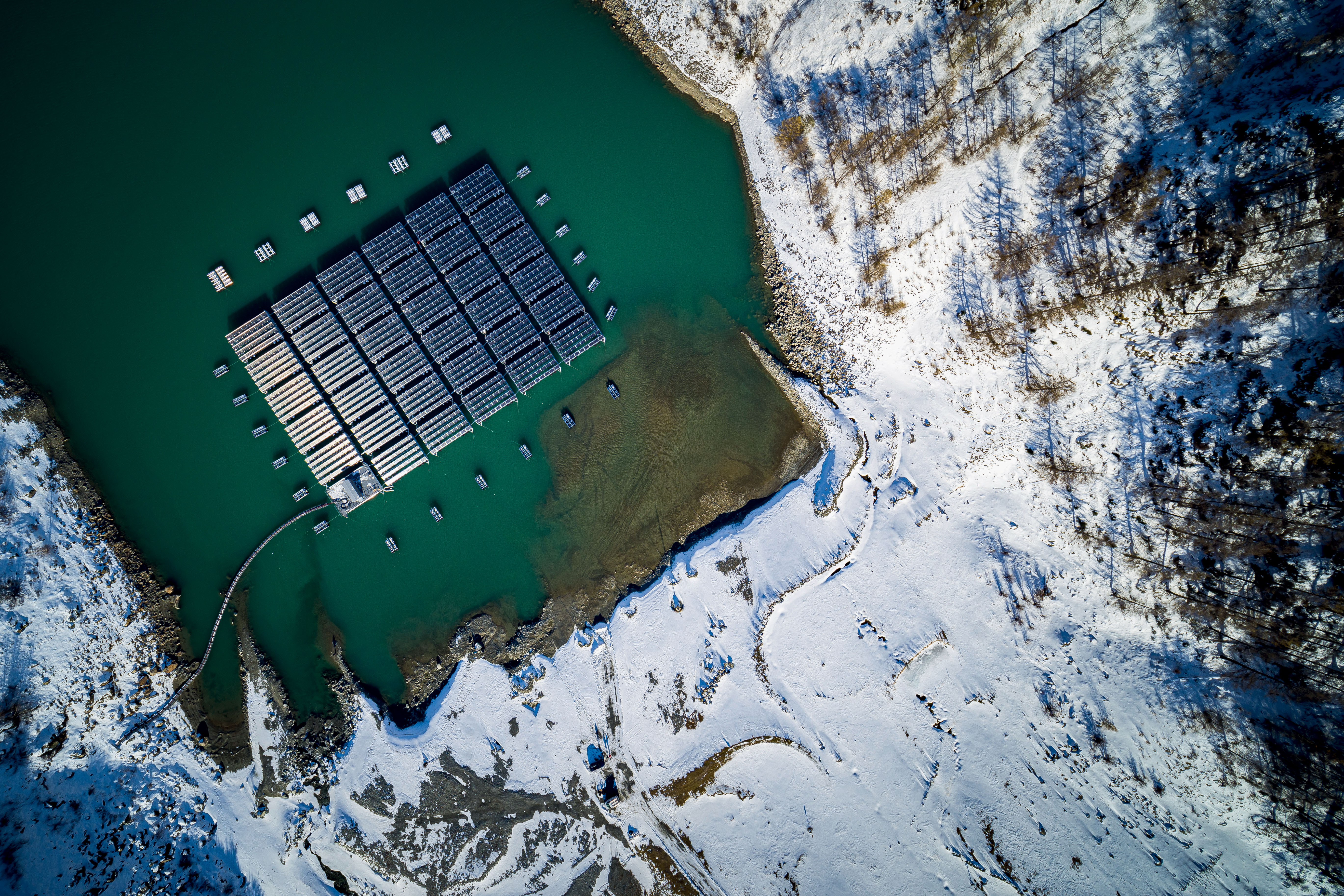 Parc solaire flottant du lac des Toules (VS): les 2240 m2 de panneaux photovoltaïques bifaciaux, installés sur 36 flotteurs, produiront 0,8 GWh/an.