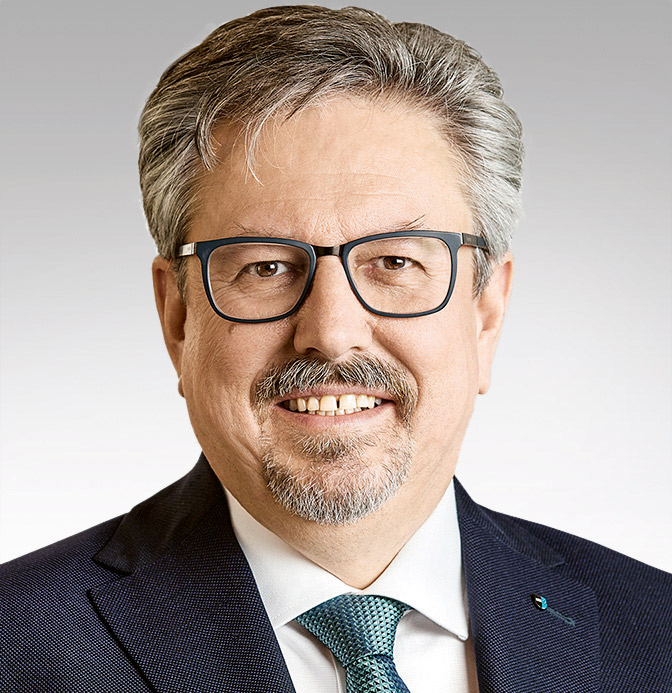 Beat Flach (1965), giurista specializzato in diritto edilizio e consulente giuridico presso l’Ufficio amministrativo SIA a Zurigo. Per l’argoviese Beat Flach, del Partito Verde Liberale, la sessione invernale 2019-2020 ha segnato l’inizio della terza legislatura in Consiglio nazionale. Fino a poco tempo fa, Flach era anche membro della Commissione della politica di sicurezza (CPS) e della Commissione giudiziaria (CG).