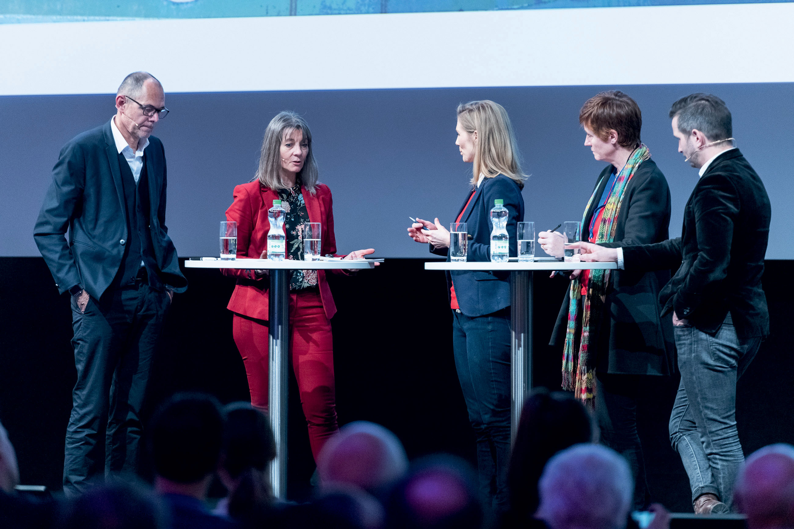 La présidente du conseil d’experts Transformation numérique, Birgitta Schock (deuxième à gauche), débat avec Urs von Arx, Nadine Jürgensen, Katrin Muff et Christoph Meili sur les nouvelles possibilités que la numérisation et la prise en compte de la durabilité apportent au travail des concepteurs
