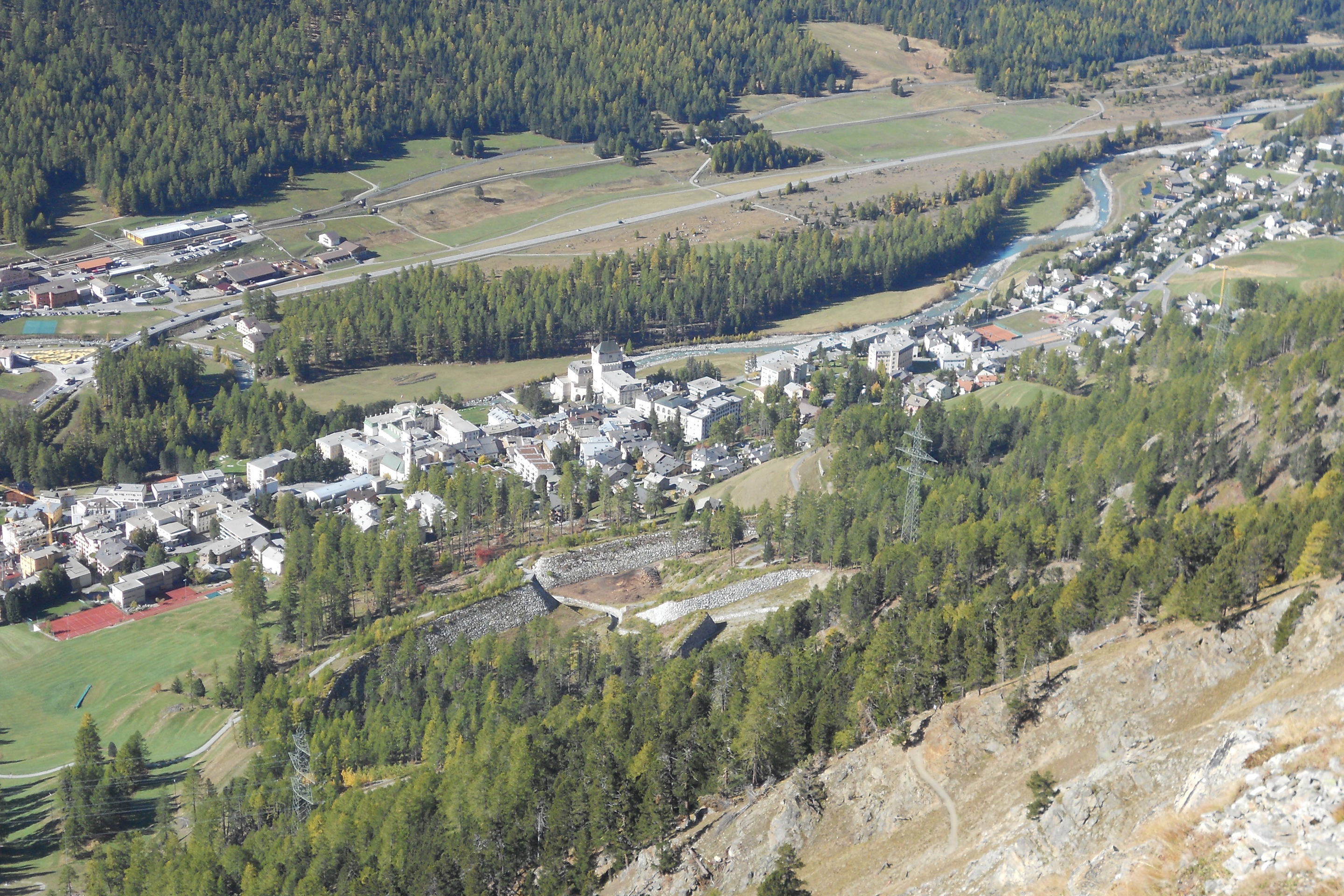 Das Bauwerk mit den Auffangdämmen