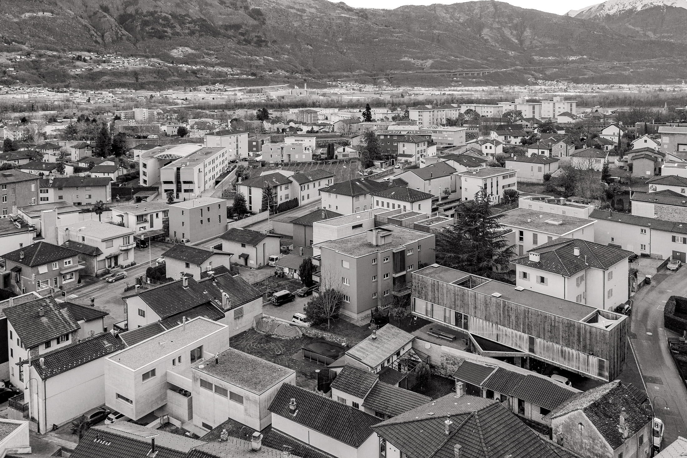 Uno dei progetti premiati con una menzione al Premio SIA Ticino 2020 in una fotografia aerea di Marcelo Villada: la Casa ex parrocchiale di Monte Carasso progettata da Guidotti Architetti per la comunità ereditaria Umberto Guidotti