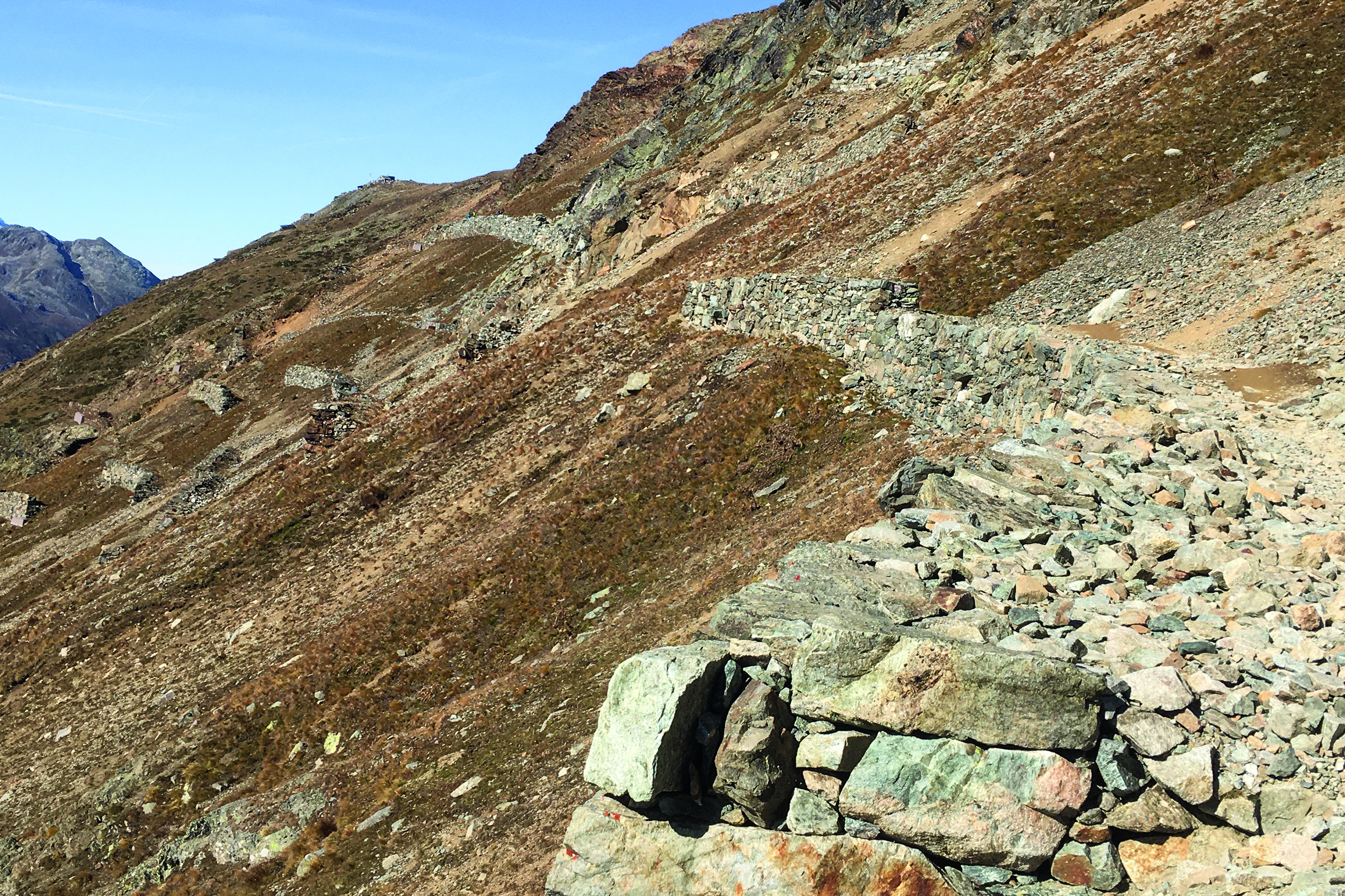 Ein Wanderweg führt mitten durch