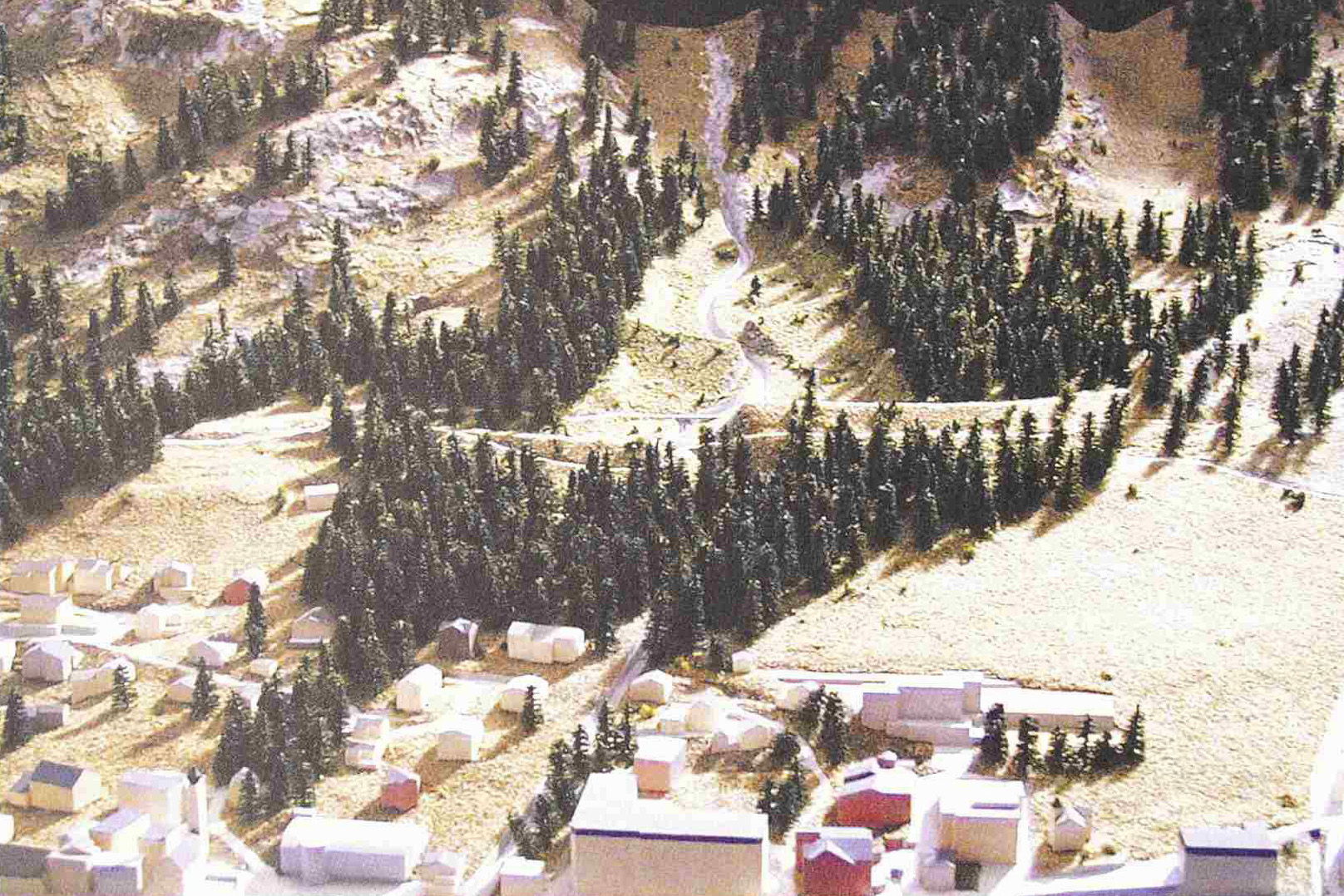 Modell des Schutzbauwerkes. Hinter dem Waldstreifen sind die Dämme erkennbar, weiter oben die Vordämme.