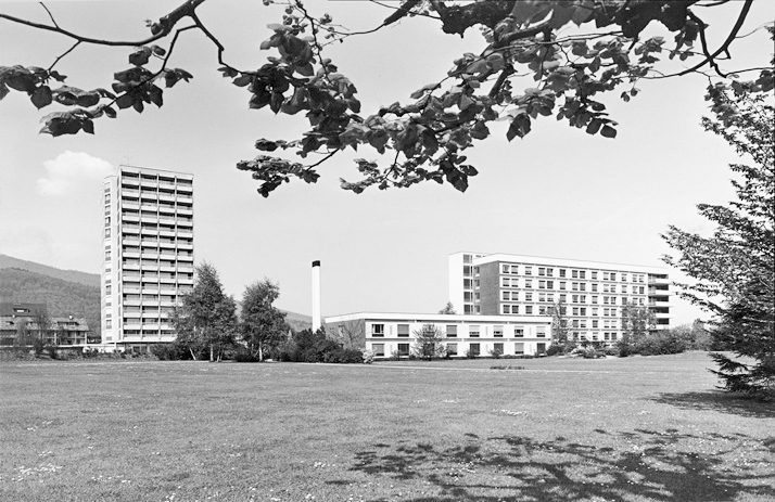 Bis 1968 wurde das Spital mit einem Bettenhaus, einem Behandlungstrakt, einem Betriebsgeäude und einem Schwesternhaus erweitert. Dies erforderte den Abbruch von alten Gebäuden.
