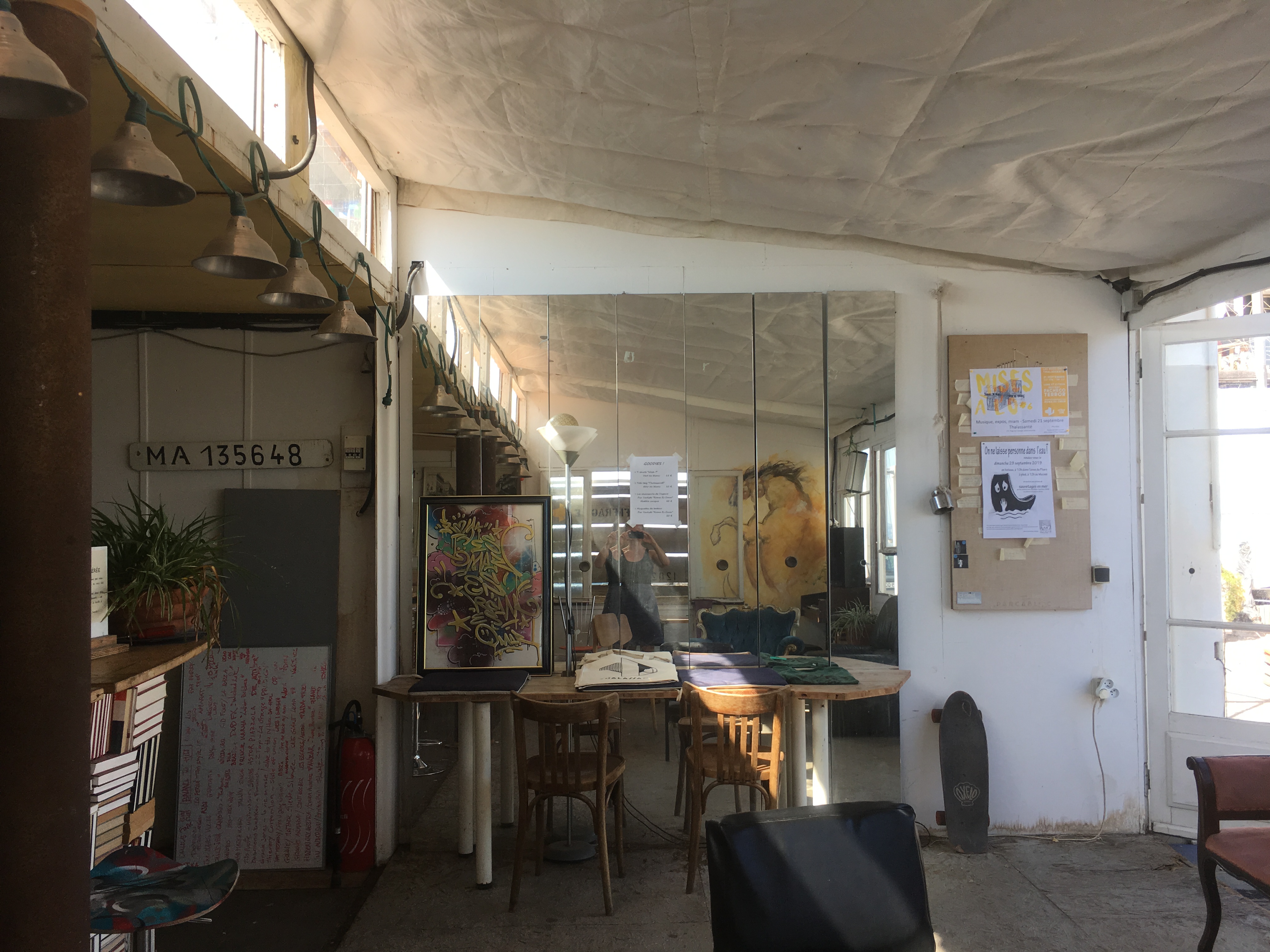 In der kleinen Bar am Eingang zahlt jeder, was er will und kann.