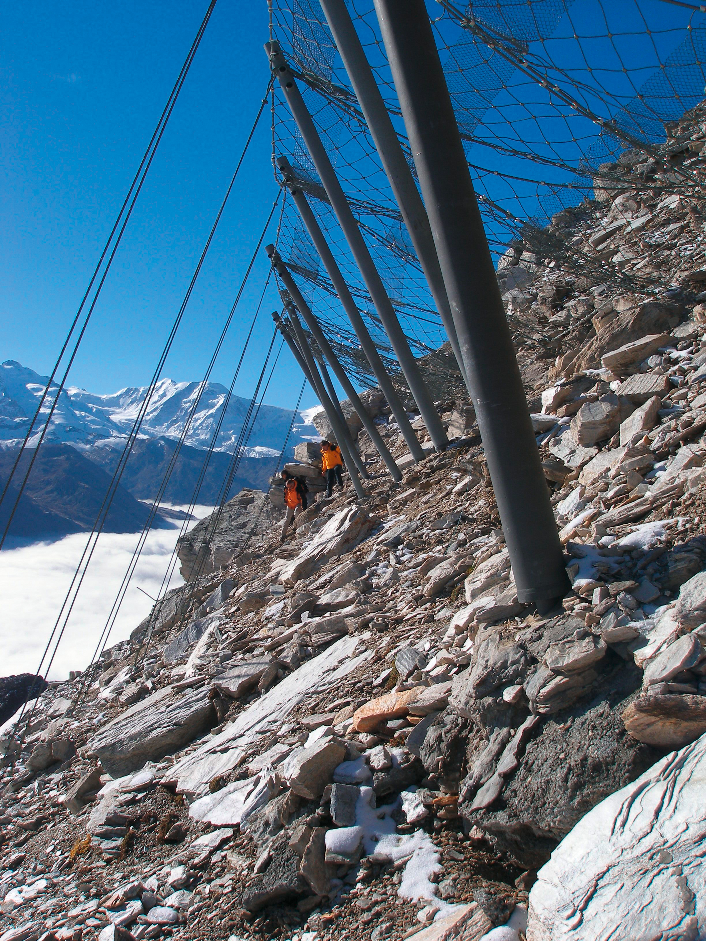 Schneenetze mit veränderter Geometrie  in der Lawinenanrisszone «Wisse Schijen»  oberhalb Randa im Mattertal (VS), auf etwa 3100 m ü.M.