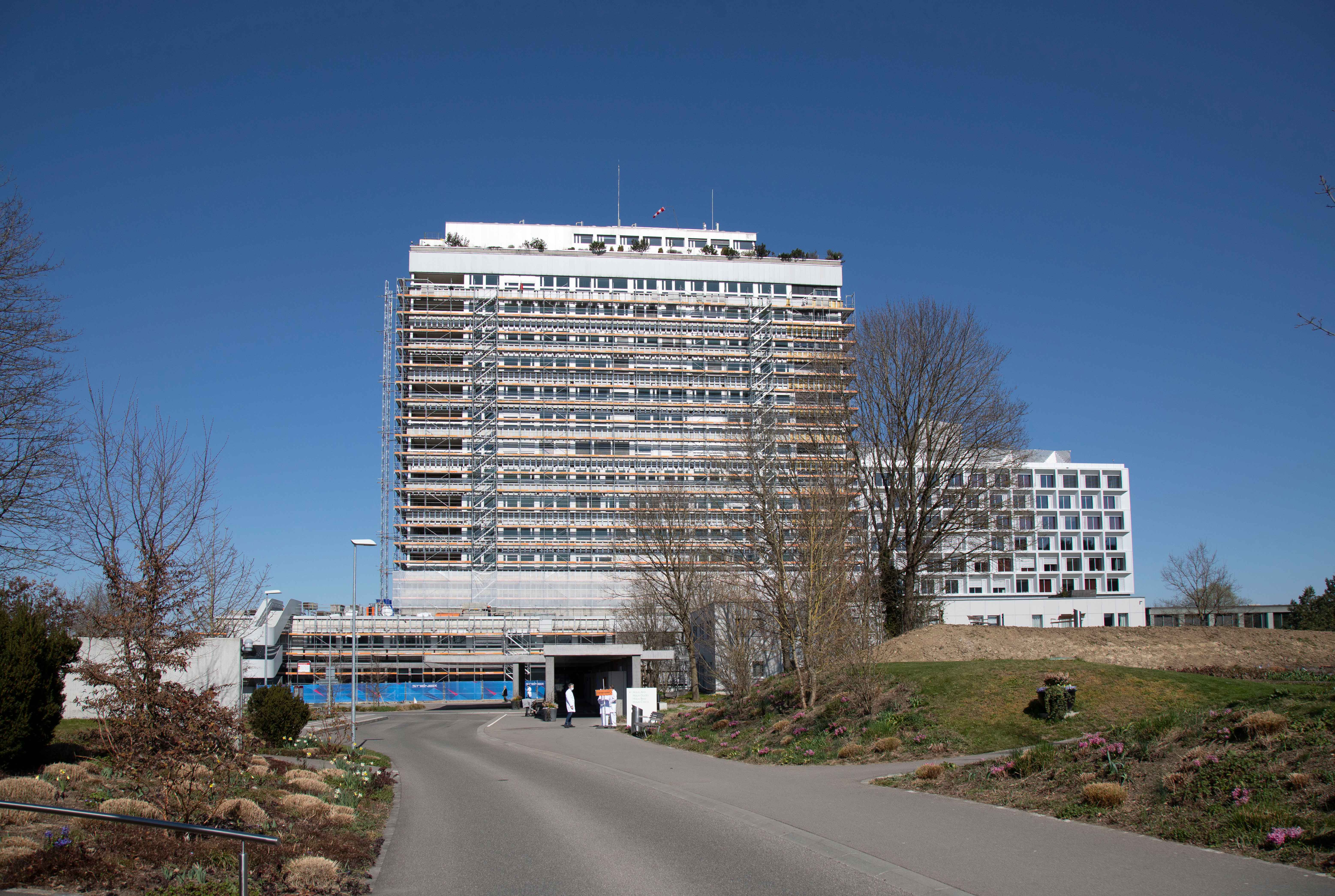 Das Bettenhochhaus wird nicht abgebrochen, sondern als Covid-19-Zentrum umgenutzt.