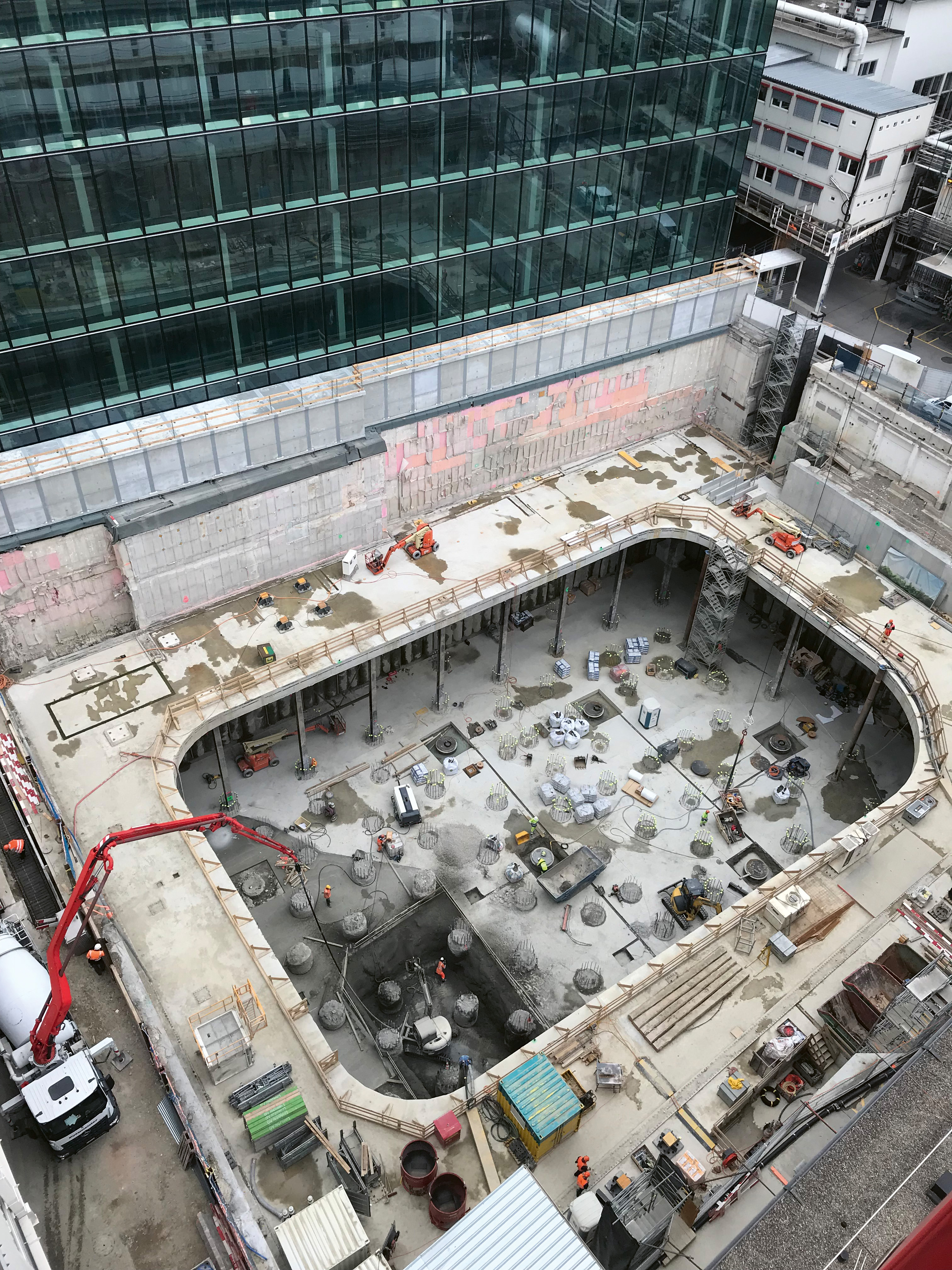 3. Roche Towers: travaux sur les fondations de la Tour 2, au pied de la Tour 1. On distingue la dalle-buton évidée, soutenue par les 27 piliers primaires métalliques.