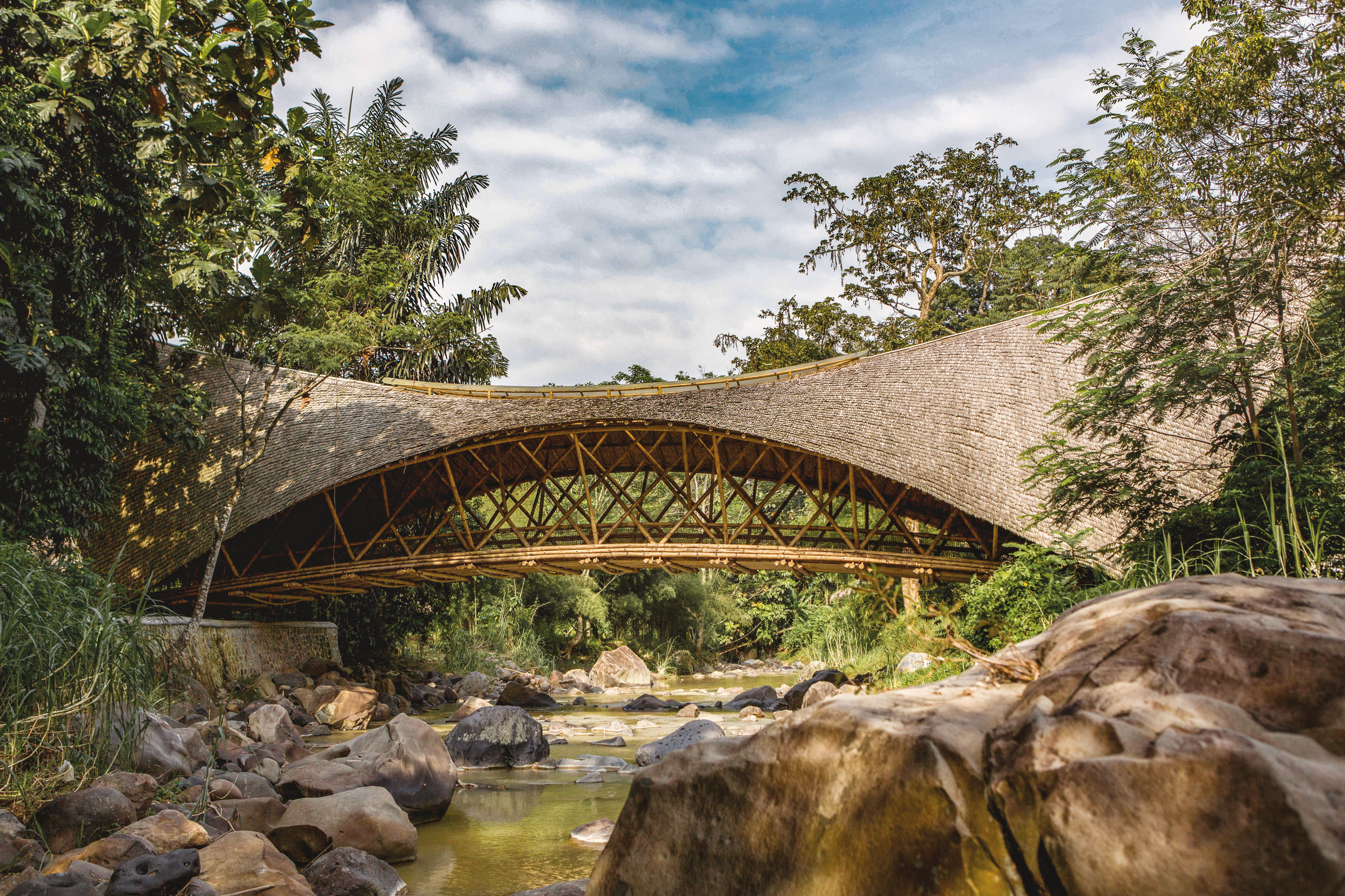 Pont routier, Sumatra, Indonésie, 2017. Structure, revêtement de sol, garde-corps et couverture en bambou