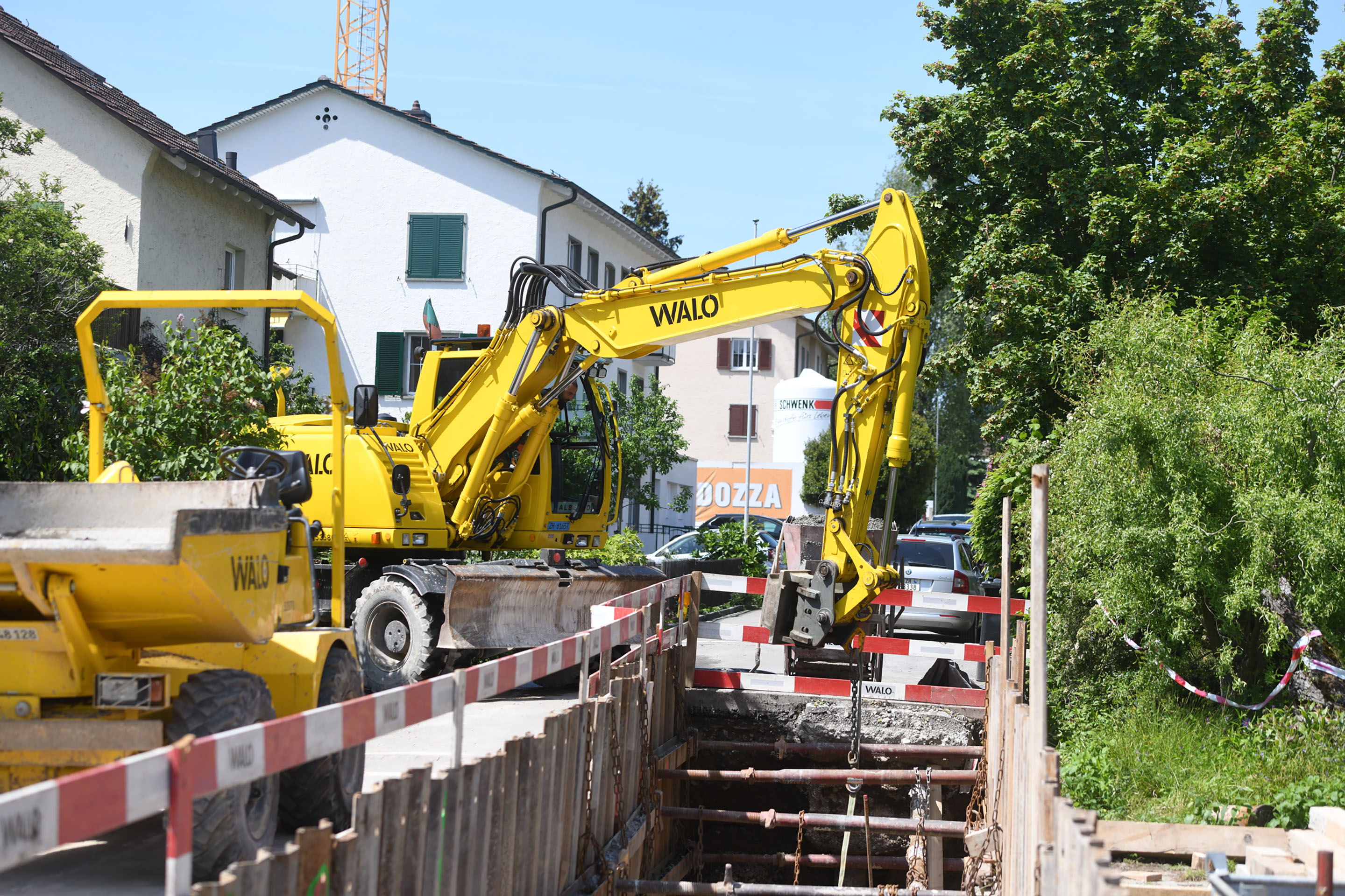 Bagger an der digitalisierten Baustelle Eigenheimstrasse in Küsnacht.
