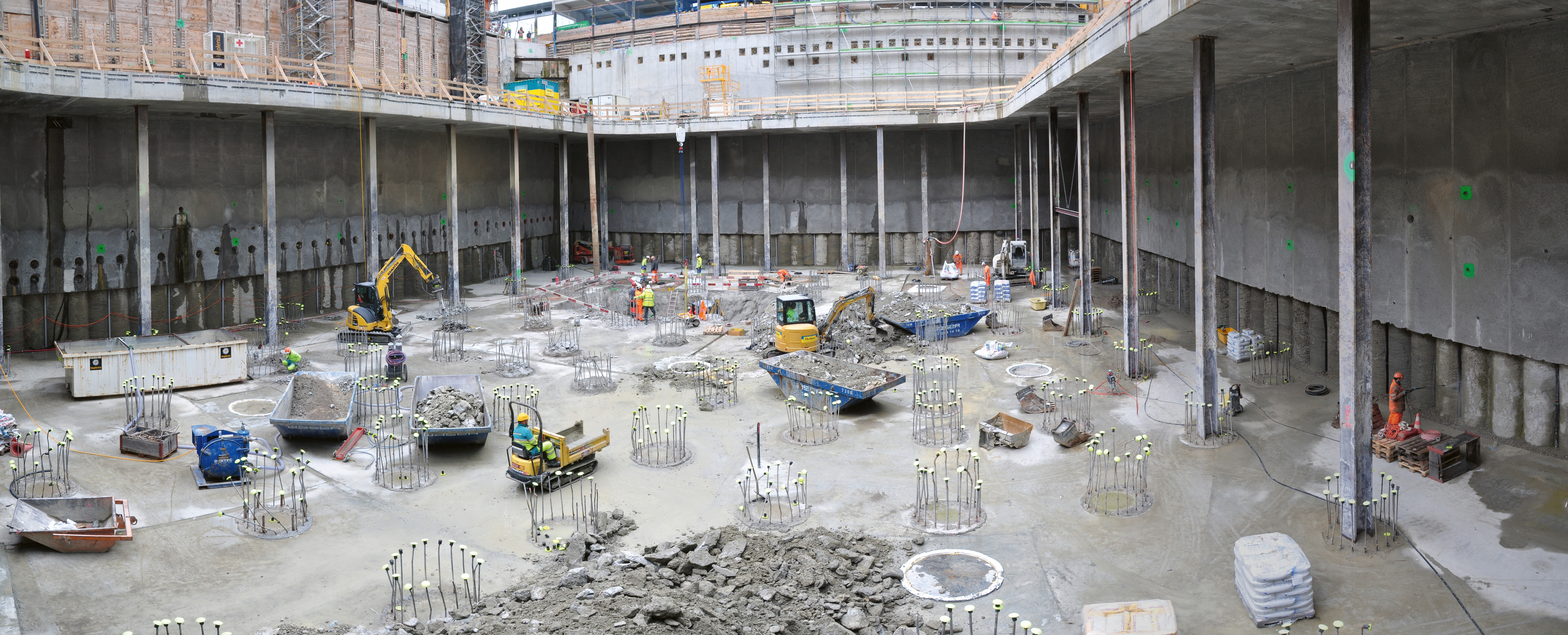 2. Roche Towers: travaux sur les fondations de la Tour 2, au pied de la Tour 1. On distingue la dalle-buton évidée, soutenue par les 27 piliers primaires métalliques.
