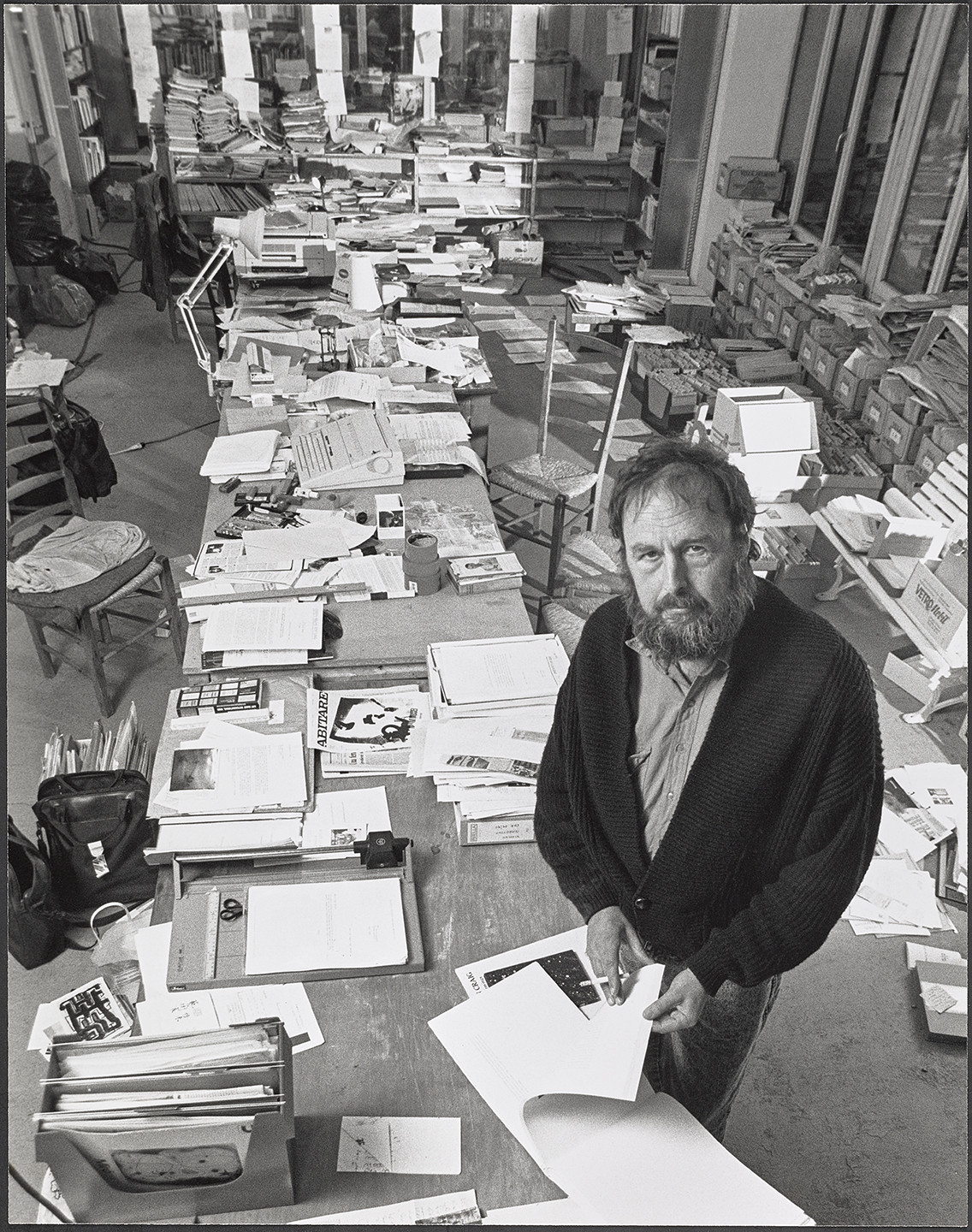 Harald Szeemann à la «Fabbrica Rosa», son atelier de recherche et espace d’archive à Maggia au Tessin, années 90