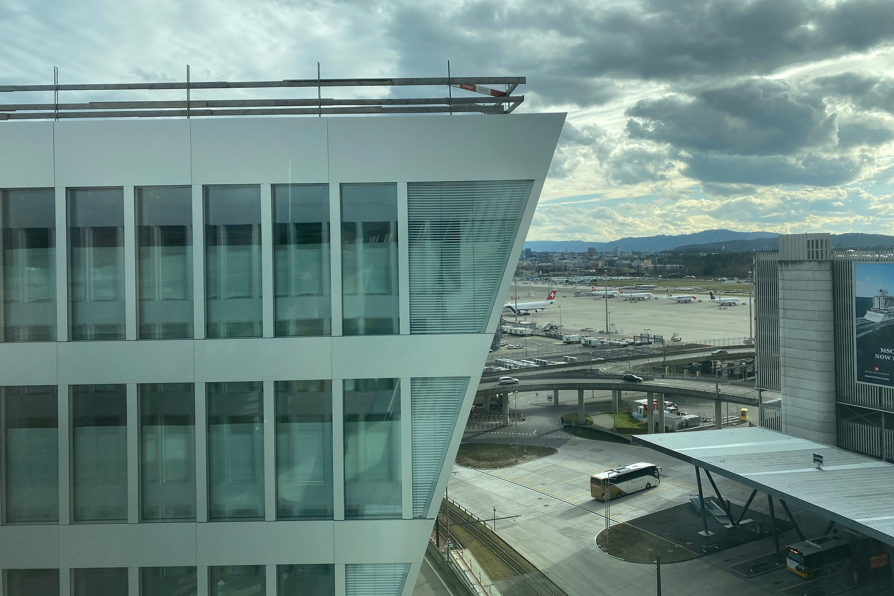 Ein Foto aus dem obersten Stockwerk von The Circle zeigt Flugzeuge auf dem Airport in Kloten.