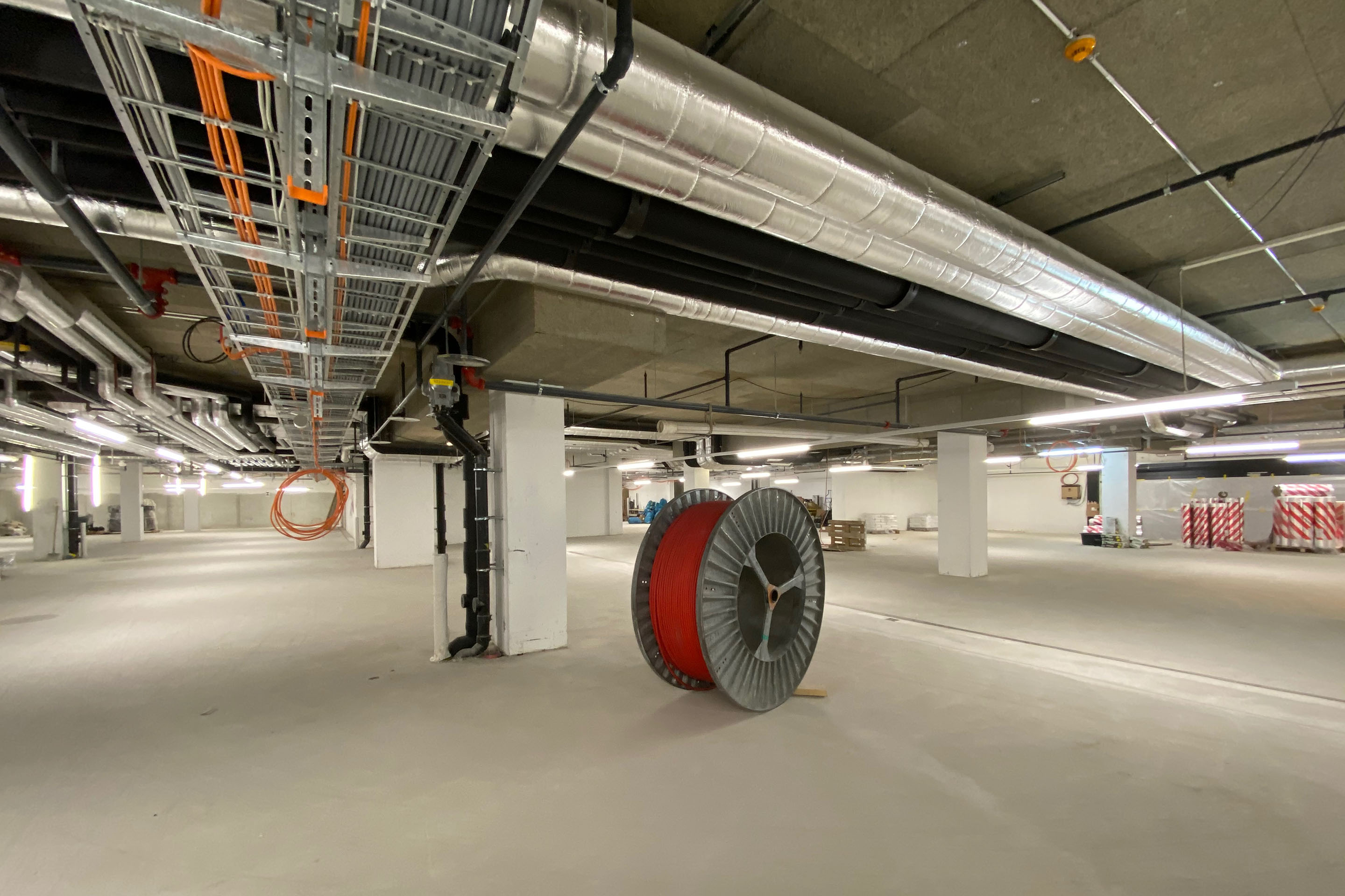 Eine grosse Kabeltrommel im Parkhaus im Untergeschoss von The Circle.