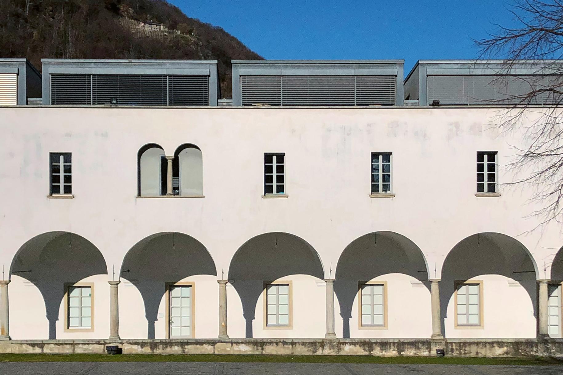 Una scuola elementare nel Convento: gli sheds portano luce naturale nelle stanze e lasciano intuire l'intervento architettonico all'interno.