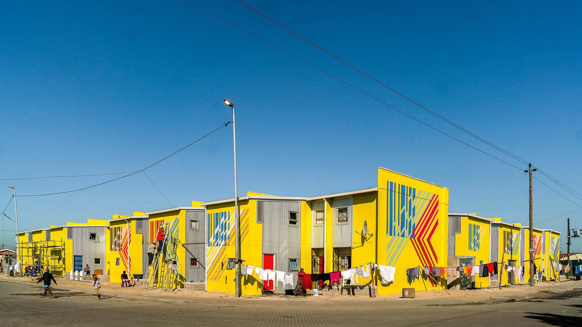Urban-Think Tank, Empower Shack, Khayelitsha, Cape Town, Sud Africa, 2019. Vista esterna del primo blocco di abitazioni