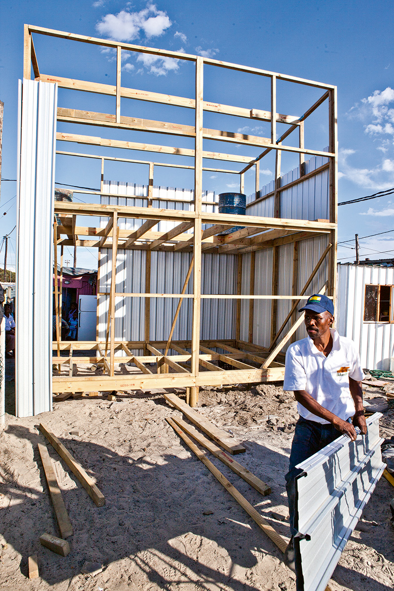 Urban-Think Tank, Empower Shack, Khayelitsha, Cape Town, Sud Africa, 2019. Prototipo: assemblaggio della maglia strutturale e principi di rivestimento