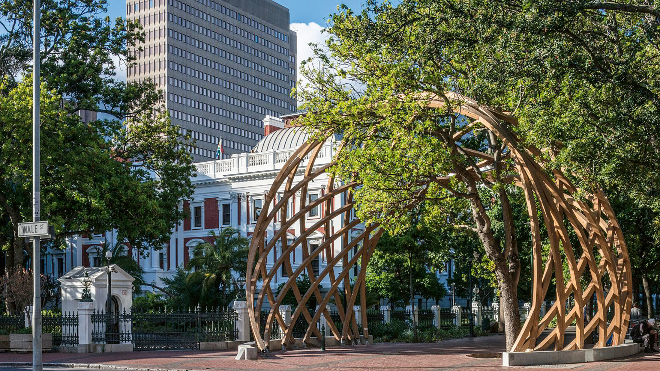 L’«Arch for Arch» di Cape Town, progettato dagli studi Snøhetta e Local Studio e realizzato dall’impresa di costruzioni in legno Swissline Design, fondata da un carpentiere svizzero a Città del Capo