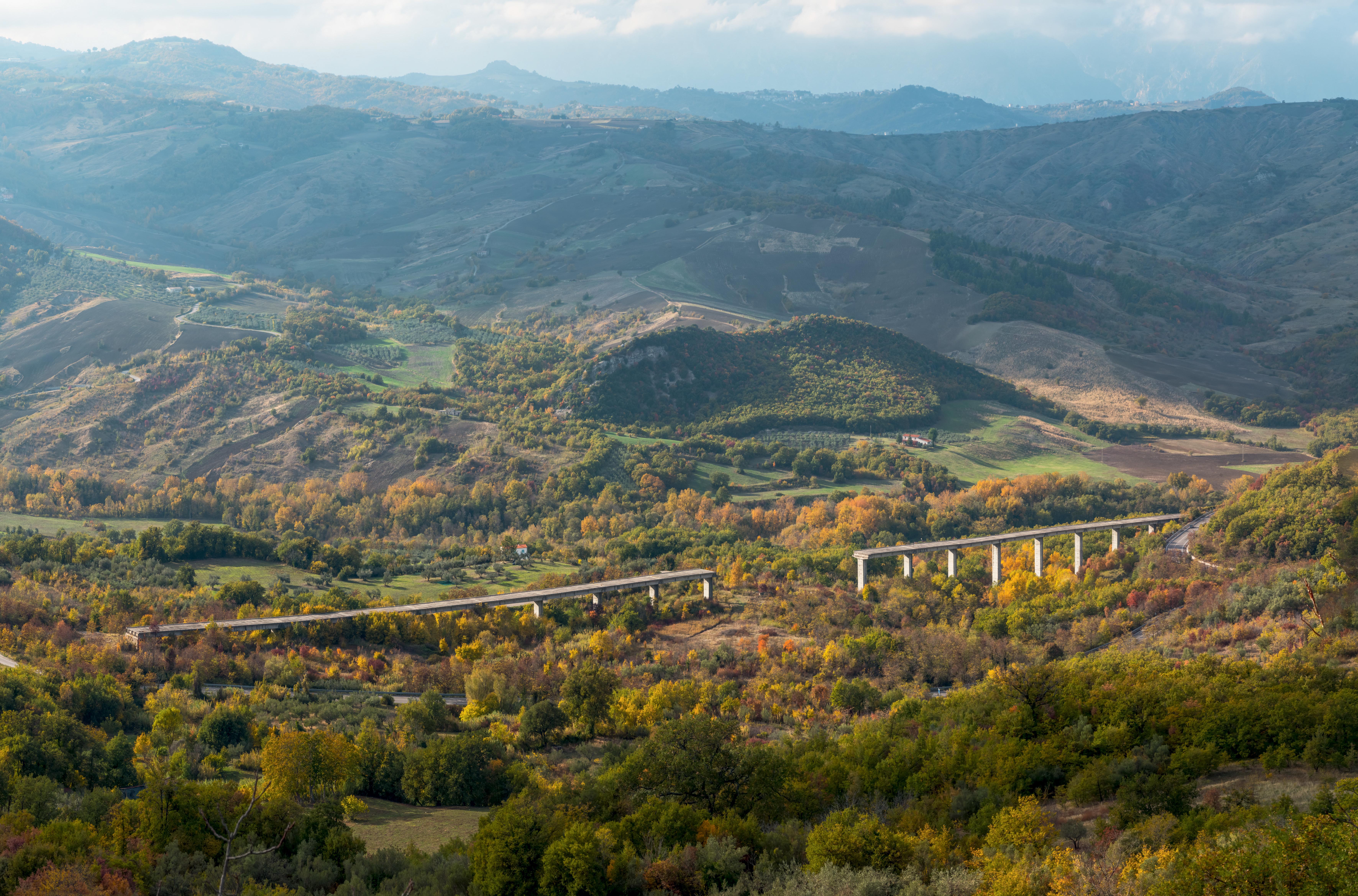 Viaduc Barche à Bomba (Abruzzes) Une route à quatre voies qui s’arrête soudainement au milieu de la campagne. Ce viaduc n’a jamais été achevé car certaines piles du pont ont été construites sur terrain instable et se sont affaissées; la différence de niveau entre les deux tronçons rend leur jonction impossible. Coût: 64 mio euros