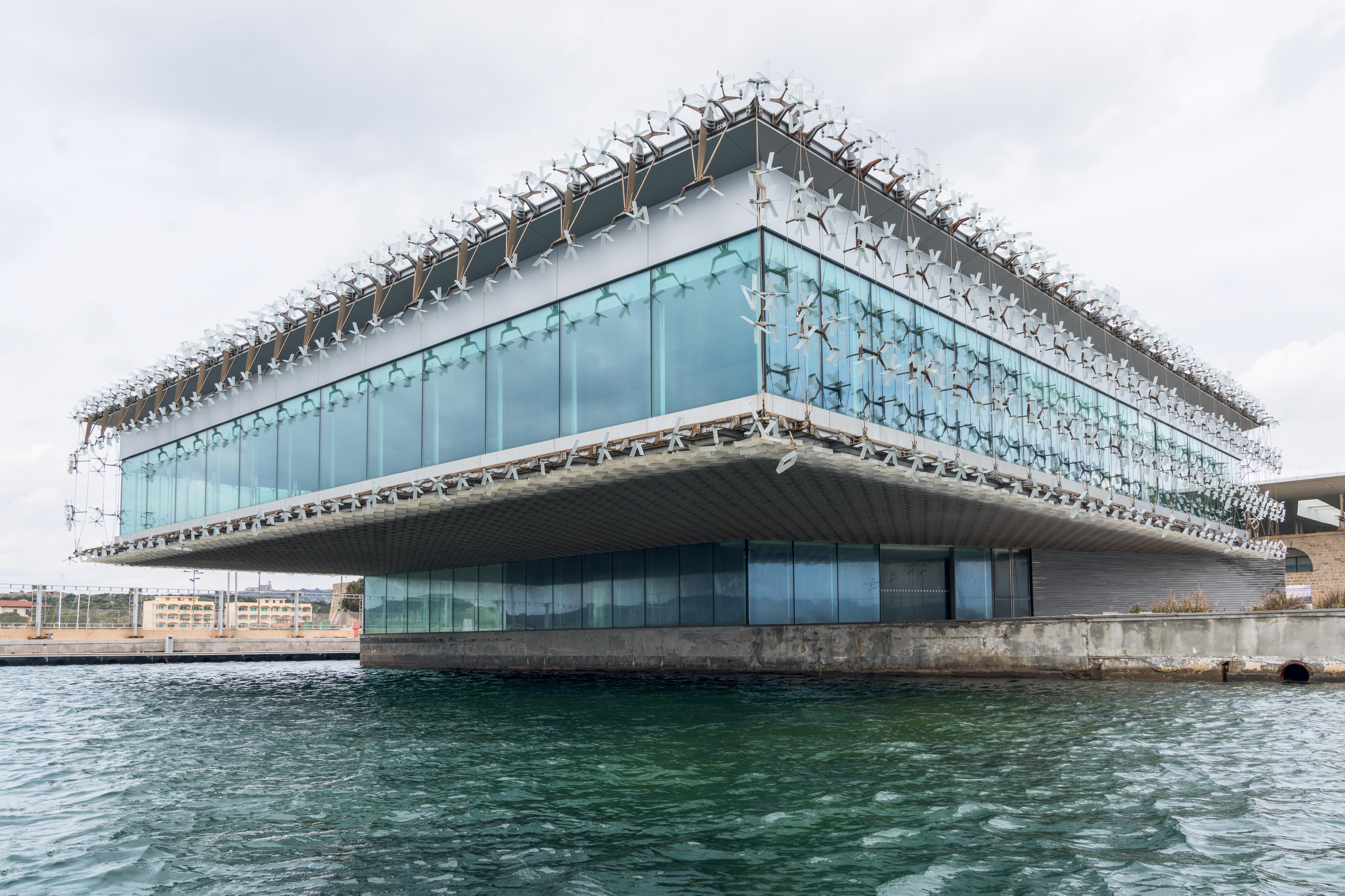 Centre des congrès La casa del Mare, La Maddalena (Sardaigne) Cet ouvrage de l’architecte S.Boeri est l’emblème d’une grande reconversion de l’ex-Arsenal de La Maddalena initiée pour accueillir un G8 qui n’eut jamais lieu. Le site est fermé au public depuis 2009, sa transformation en pôle touristique a également échoué. Coût total des travaux sur l’ensemble du périmètre: 387 mio euros