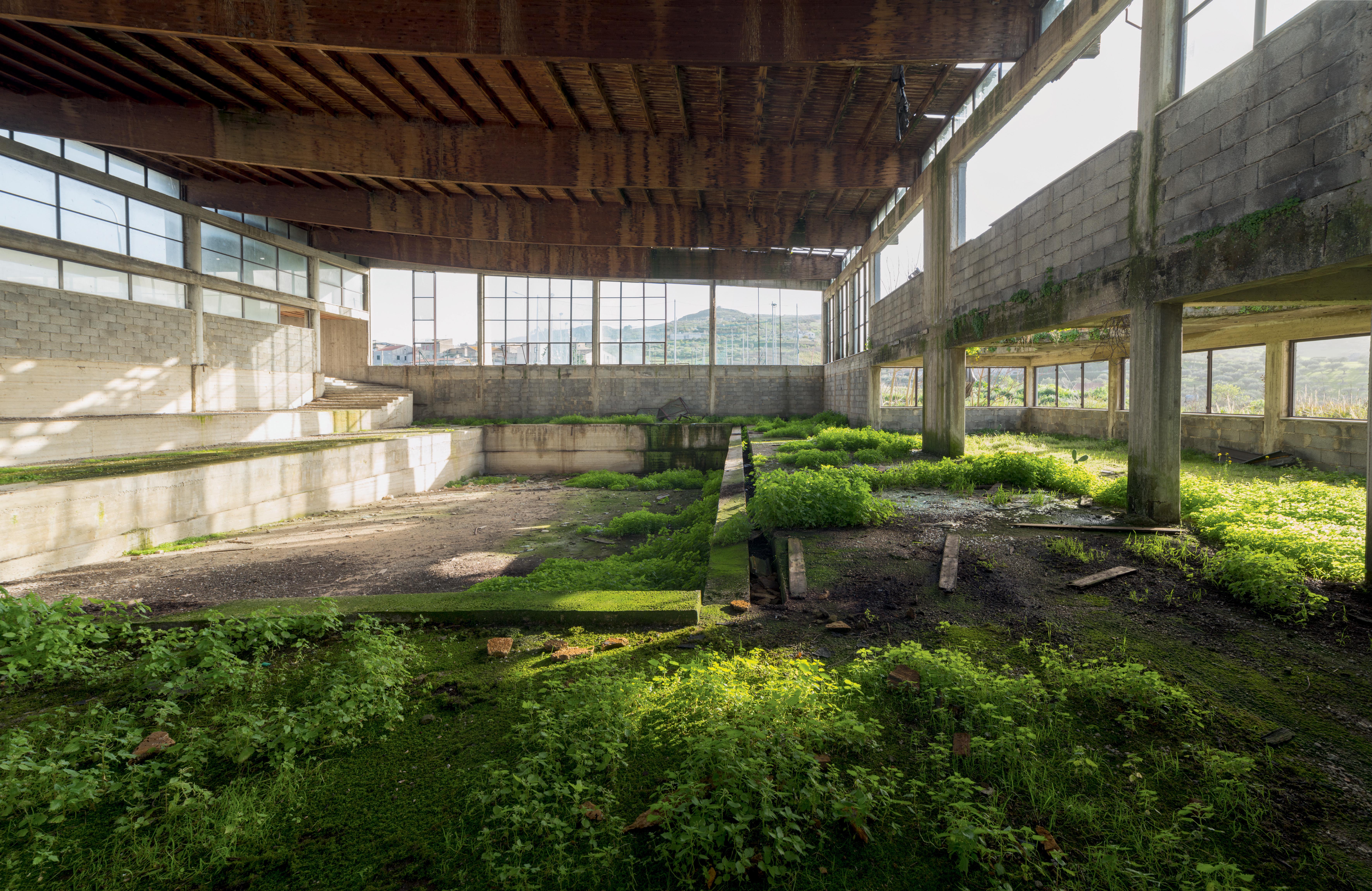 Piscine communale de Milena (Sicile) Les travaux commencés en 1990 ont été stoppés après quelques années suite à des modifications substantielles du projet initial, ce qui a fait exploser le budget provisionné. Depuis lors, le chantier est bloqué par manque de fonds et aucune alternative n’a abouti. Coût: 2 mio euros