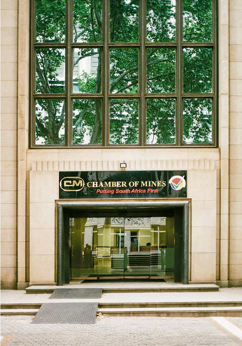 La South African Chamber of Mines (ora Minerals Council South Africa), fondata nel 1887, un anno dopo la scoperta dell’oro a Witwatersrand che portò allo sviluppo di Johannesburg