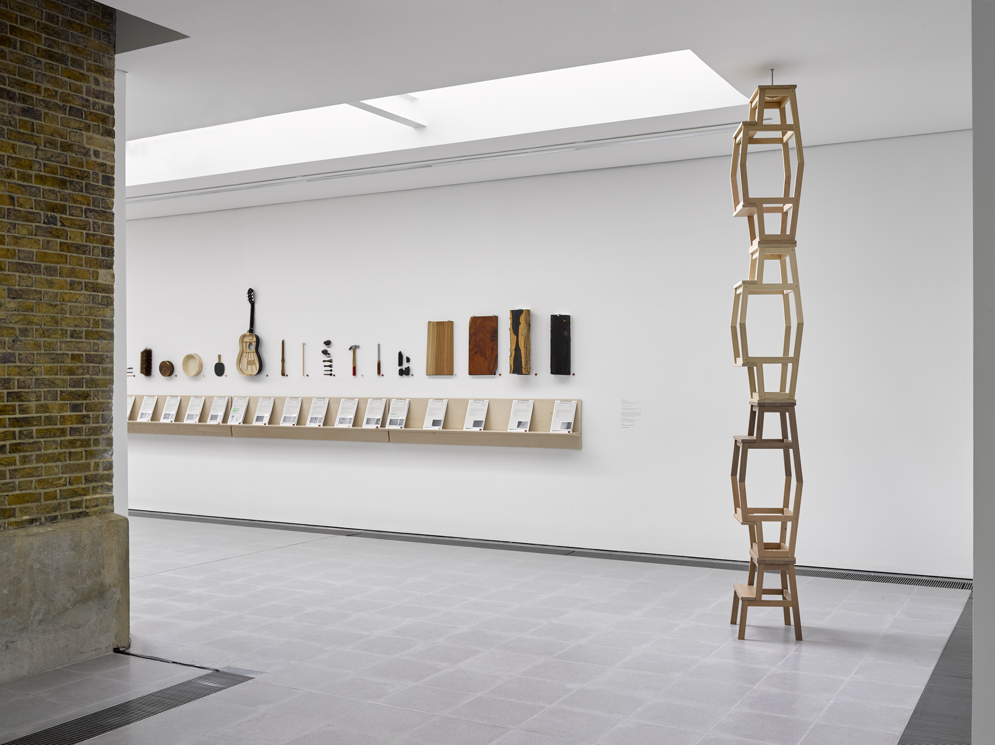 Blick in die Ostgalerie mit ihren Dokumentationen und Informationen zu Holzeigenschaften.