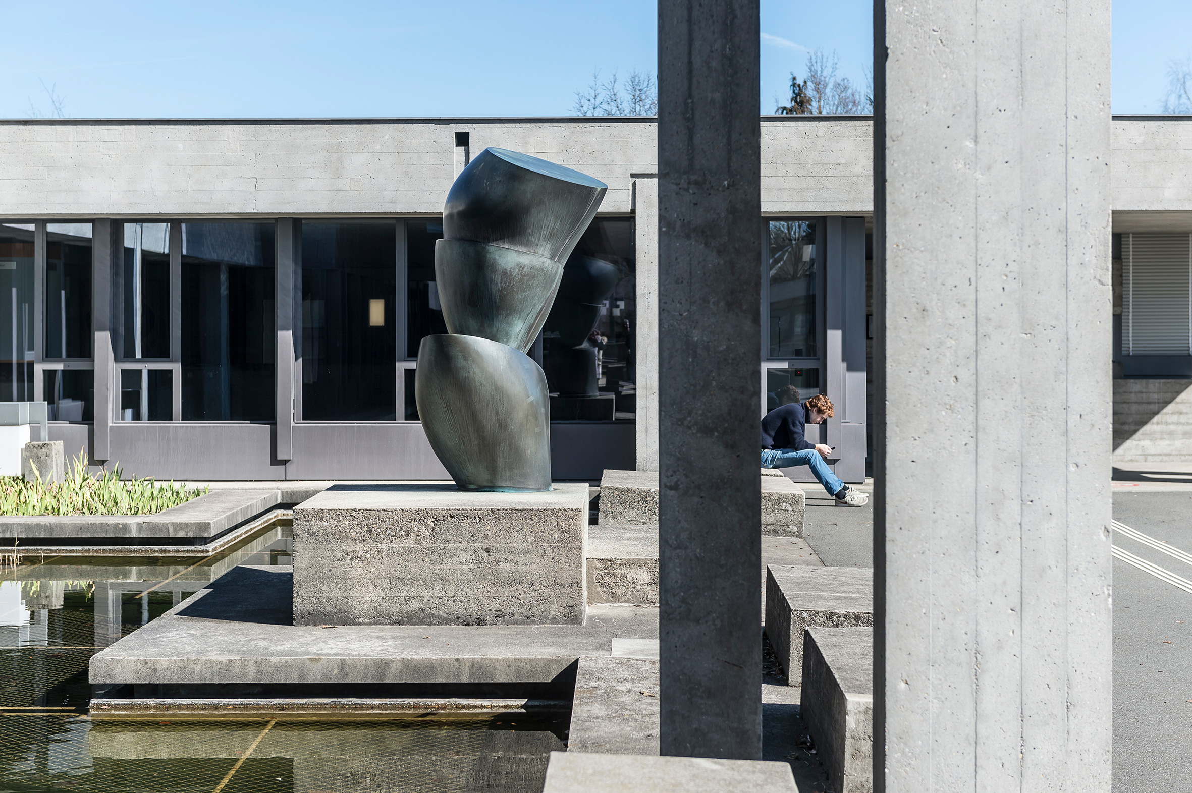 Università di San Gallo, architetti: Walter Förderer, Rolf Georg Otto, Hans Zwimpfer, 1963. Jean Arp, «Coupes superposées / Schalenbaum», 1960