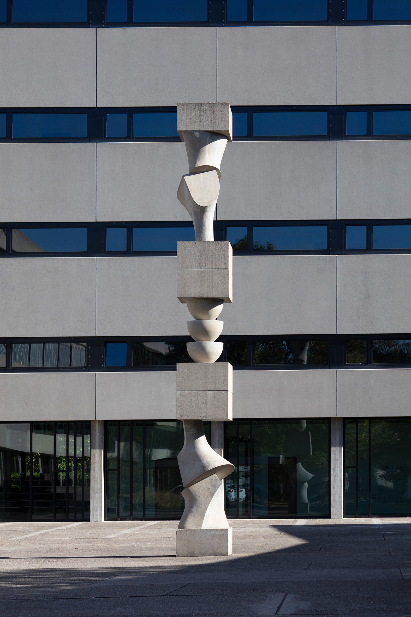 Scuola di arti applicate, Basilea, architetto: Hermann Baur, 1956-1961. Jean Arp, «Colonne à éléments interchangeables», 1961