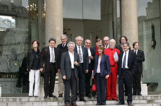Quelques-uns des architectes retenus pour la consultation du Grand Paris posent en 2008 avec la ministre de la culture, Christine Albanel, et le secrétaire d’État à la région capitale, Christian Blanc. On reconnaît entre autres Paola Viganò, Christian de Portzamparc, Bernardo Secchi, Antoine Grumbach, Yves Lion, Djamel Klouche, Roland Castro.