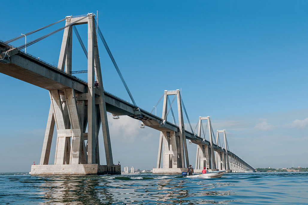 Il Ponte General Rafael Urdaneta sul Lago di Maracaibo in Venezuela, 1957-1962. Il 6 aprile 1964 la petroliera Esso Maracaibo urtò il pilone 31 del ponte causando il crollo di parte della struttura e la conseguente caduta in acqua di quattro veicoli con la morte di sette persone. Venne subito restaurato.