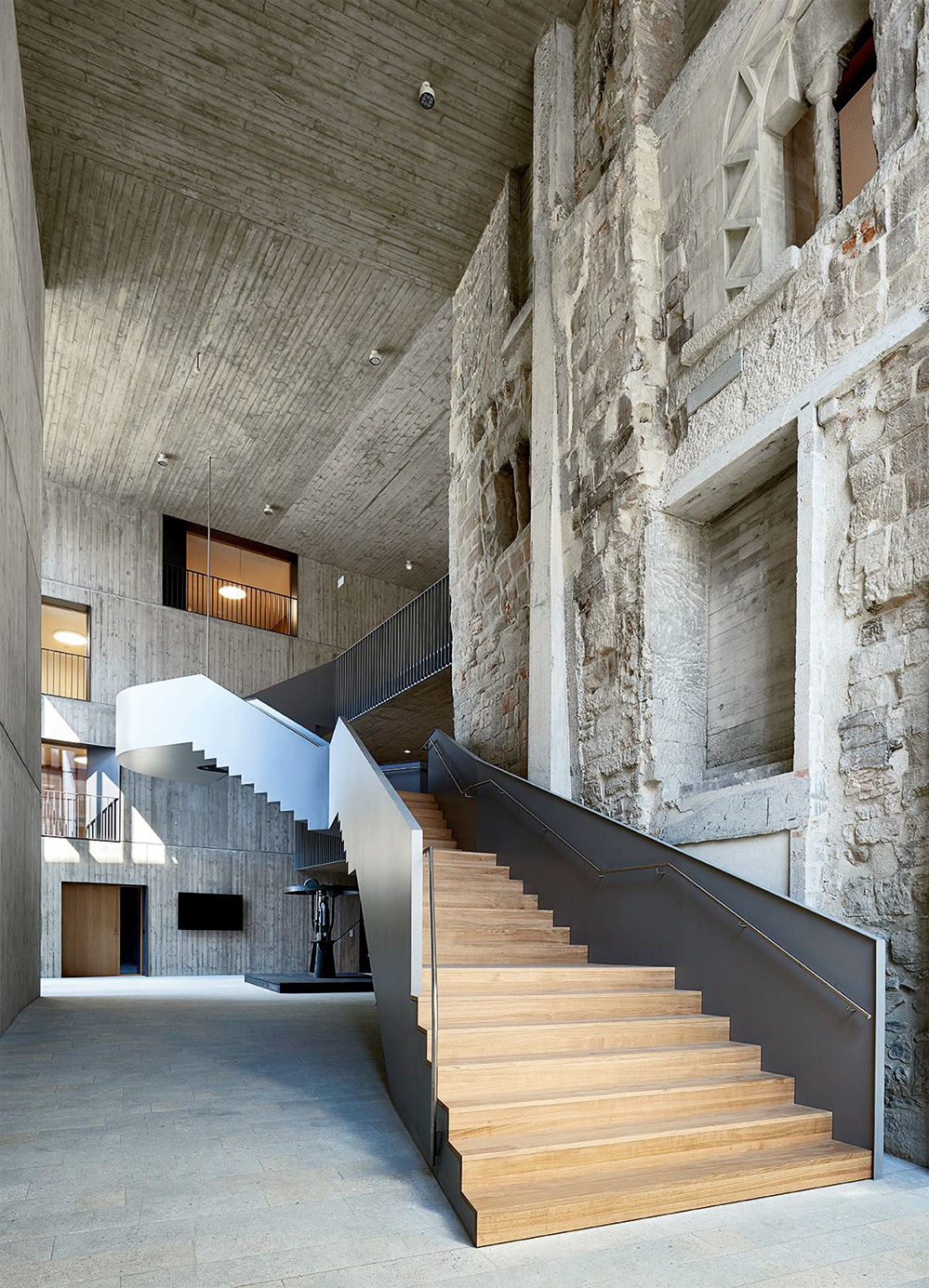 Bonell-i-Gil, Atelier Cube, veduta interna dell’atrio del nuovo parlamento del Cantone del Vaud a Losanna, 2014-2017, caratterizzato da superfici interne in calcestruzzo faccia a vista programmaticamente rudi e brutali