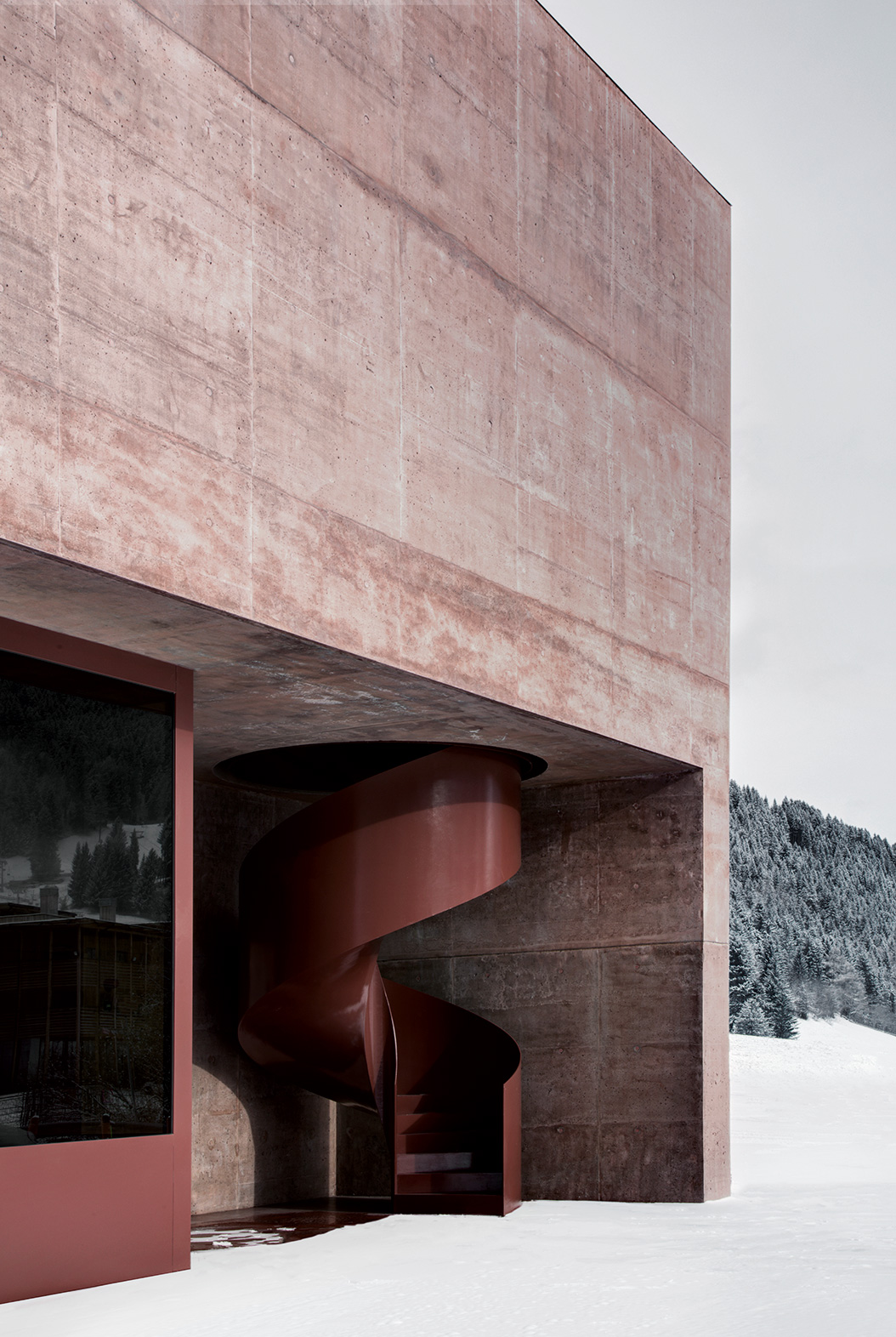 Alexander Pedevilla, Armin Pedevilla, caserma dei pompieri a Versciaco presso San Candido (Italia), 2011-2016, caratterizzata da setti in calcestruzzo faccia a vista pigmentato