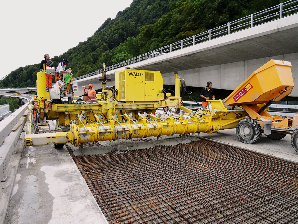 Viadotti di Chillon lungo le sponde del Lago Lemano vicino a Montreux; getto di CFAP tramite finitrice