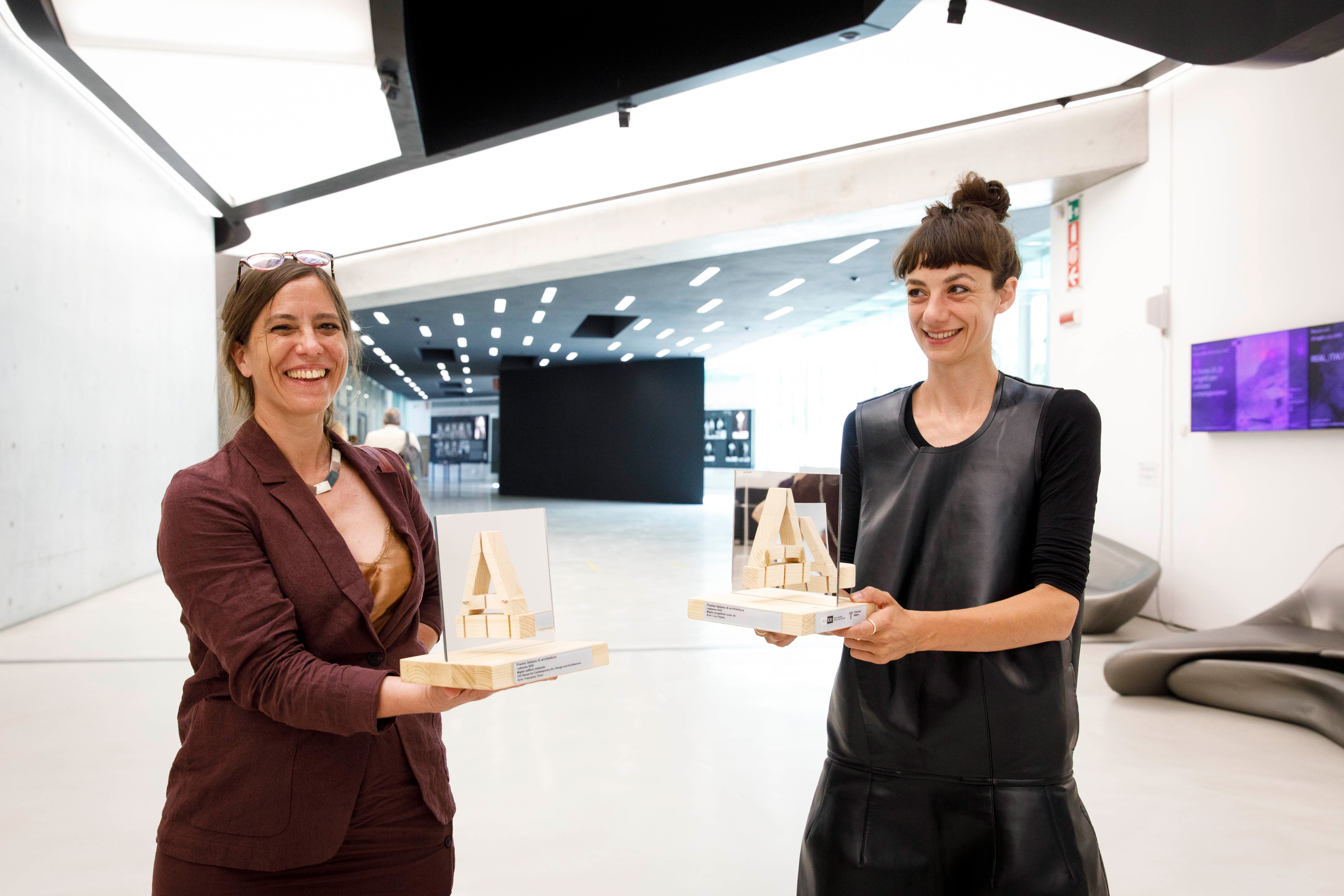 La cerimonia di assegnazione del Premio italiano di architettura. Da sinistra Francesca Torzo, vincitrice del premio per il miglior intervento realizzato negli ultimi tre anni, e Lucy Styles, premiata in quanto miglior progettista under 40.