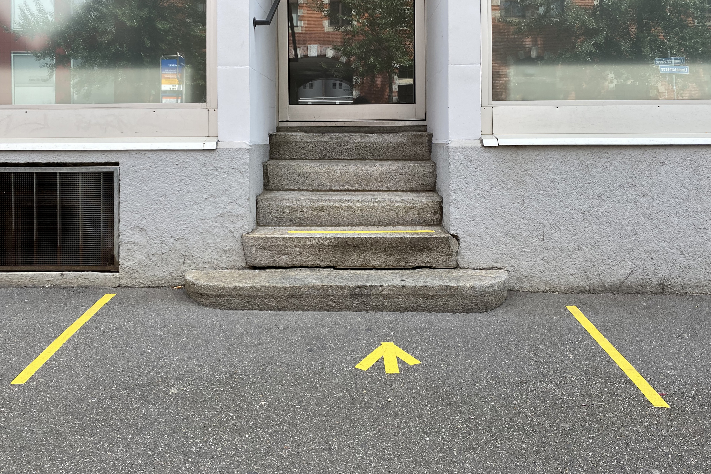 Corona_Eingang-mit-Pfeil