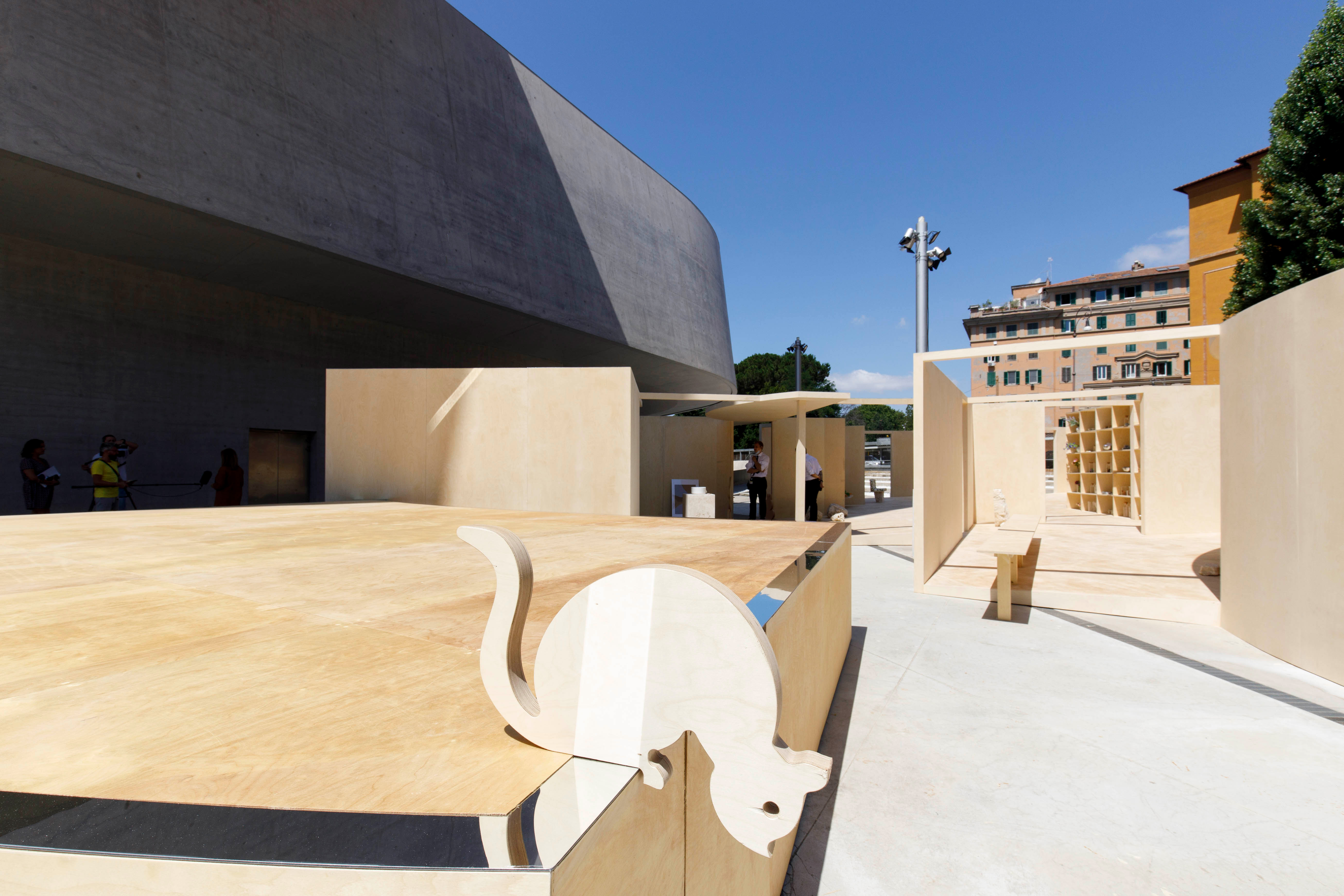 Nell'ambito del Premio italiano di architettura, il riconoscimento al miglior progettista under 40 è andato a Lucy Styles per l'installazione Home Sweet Home, elaborata nell'ambito del progetto YAP Rome at MAXXI 2020.