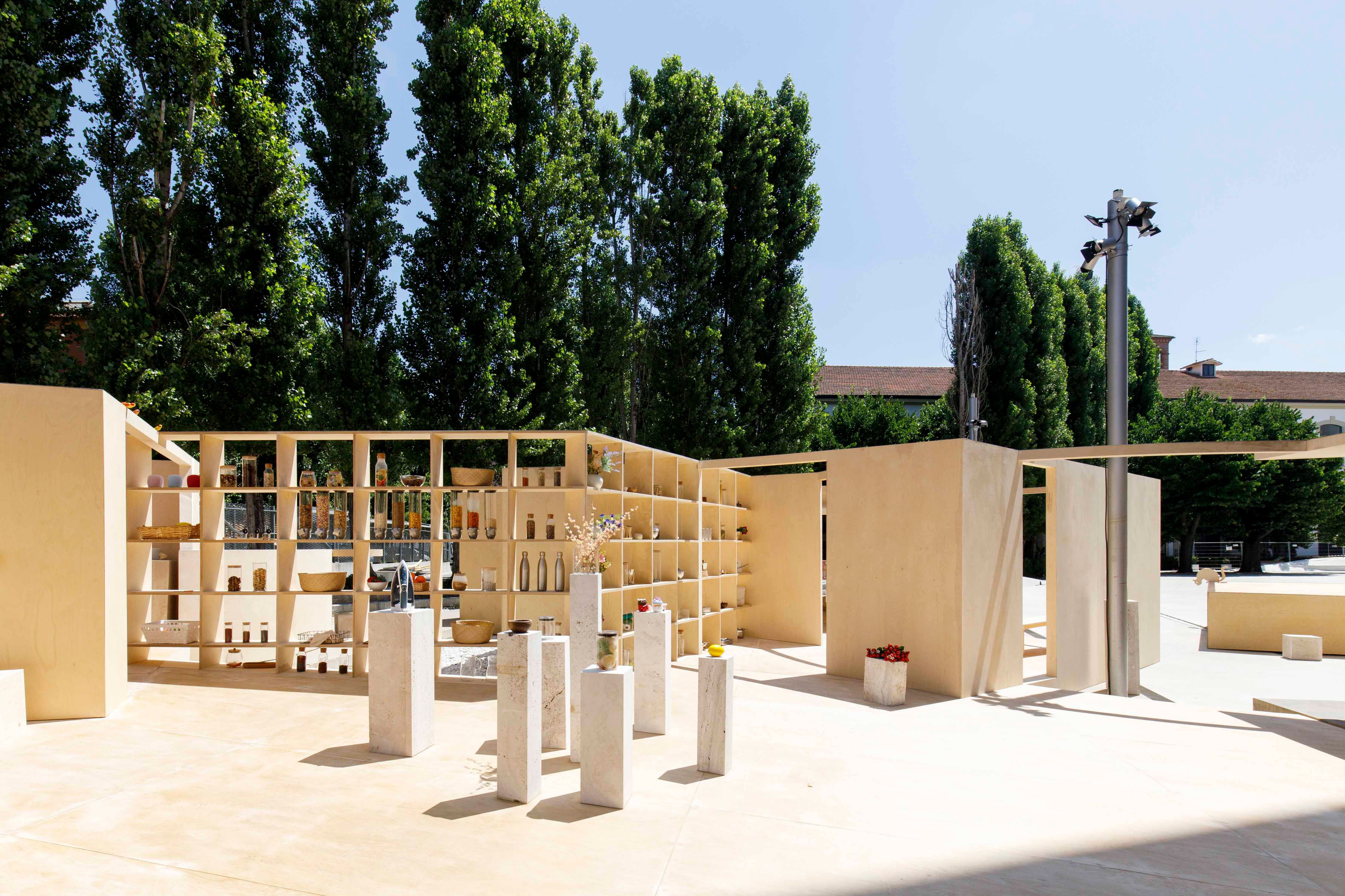 Nell'ambito del Premio italiano di architettura, il riconoscimento al miglior progettista under 40 è andato a Lucy Styles per l'installazione Home Sweet Home, elaborata nell'ambito del progetto YAP Rome at MAXXI 2020.